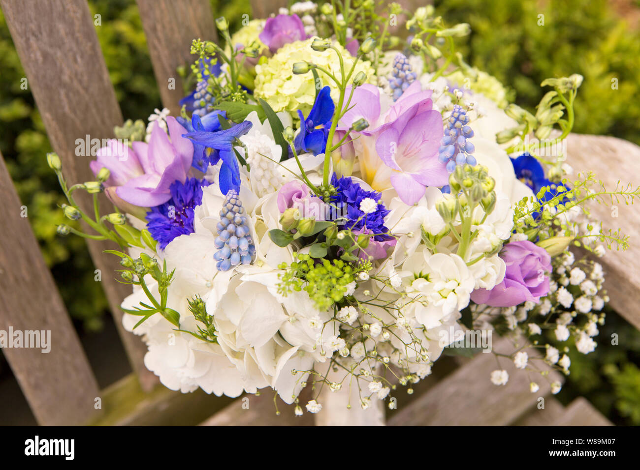 Hand-Tied Bouquet nozze - rose bianche e blu Freesias, Gypsophila, Ortensie Foto Stock