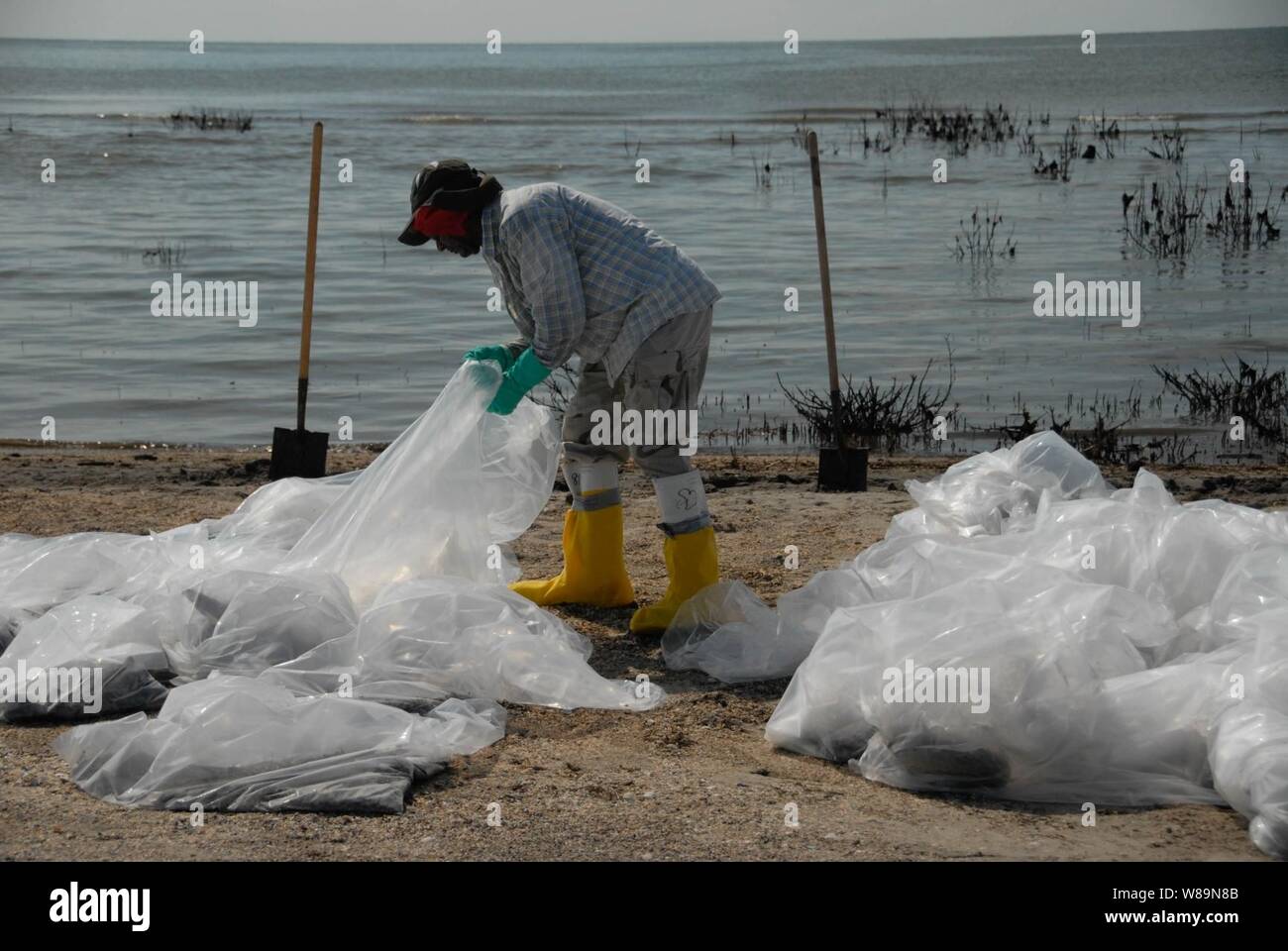 Deepwater Horizon oil spill cleanup sulla spiaggia. Foto Stock