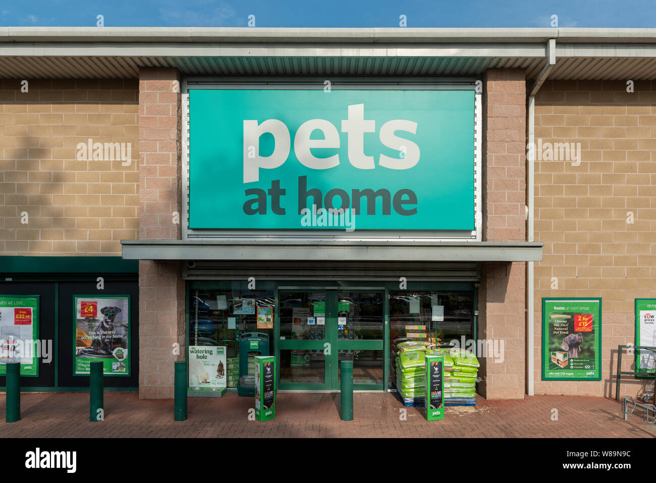 La vetrina del rivenditore animali domestici in casa su un retail park in Baguley, Manchester. (Solo uso editoriale). Foto Stock