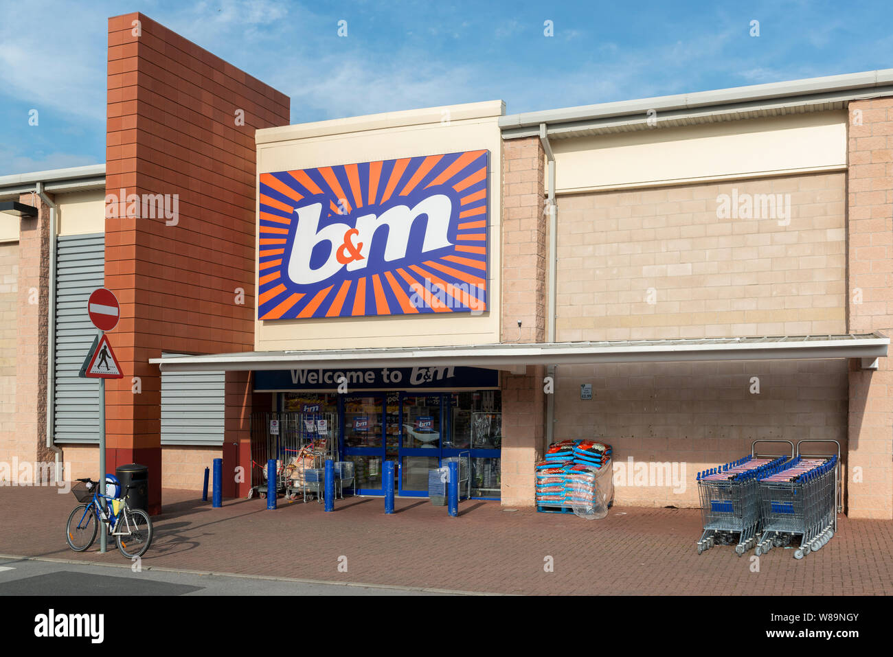 La vetrina del rivenditore presso il B&M su un retail park in Baguley, Manchester. (Solo uso editoriale). Foto Stock