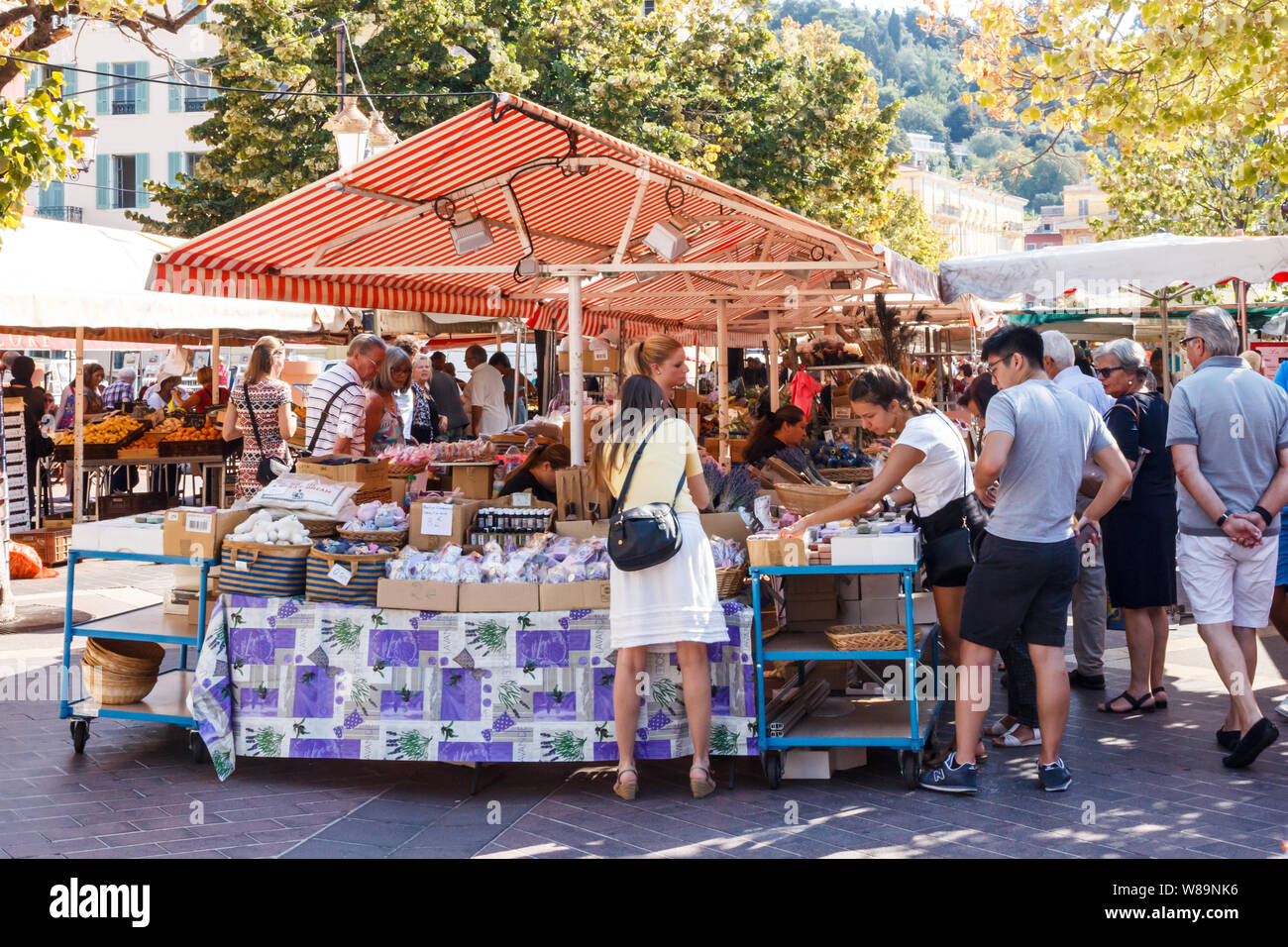 Nizza, Francia - 9 Settembre 2015: turisti nel centro storico mercato. Il mercato è aperto tutti i giorni tranne il lunedì. Foto Stock