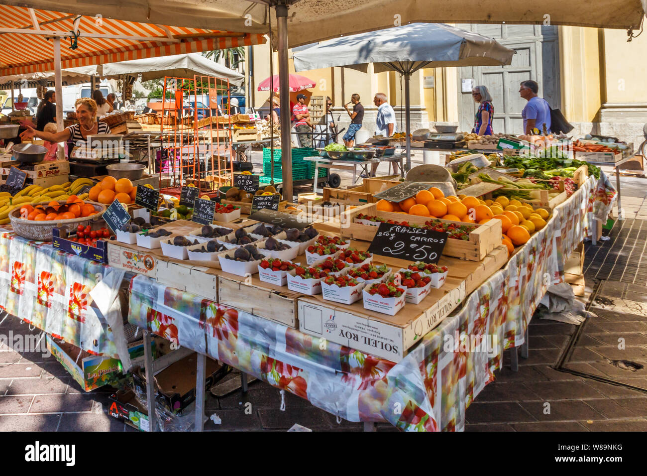 Nizza, Francia - 9 Settembre 2015: turisti nel centro storico mercato. Il mercato è aperto tutti i giorni tranne il lunedì. Foto Stock