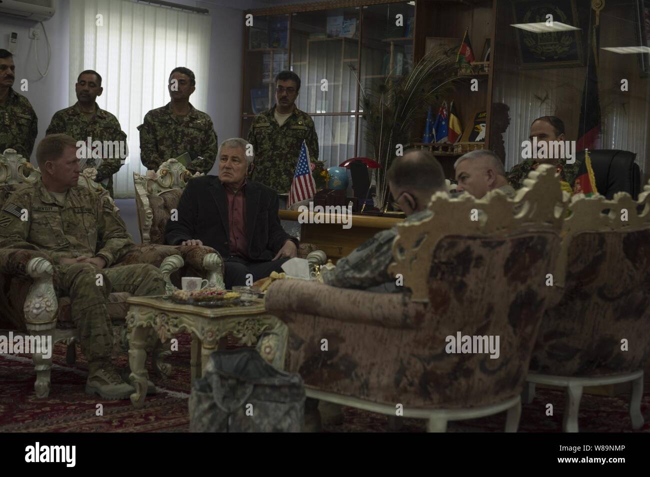 Difesa Chuck Hagel ascolta l esercito afghano Maj gen. Mohammad Zaman. Foto Stock