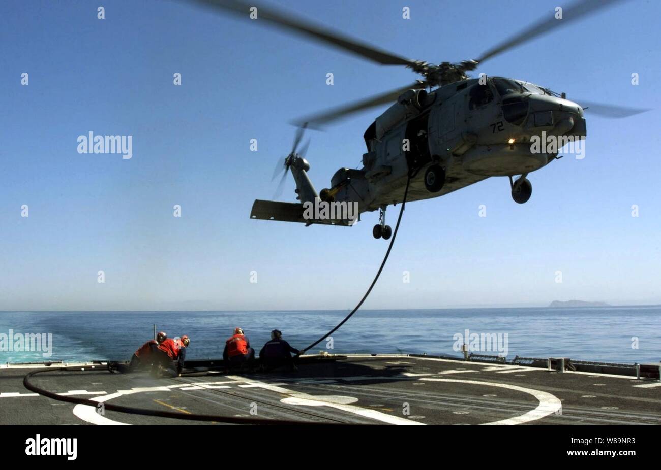 I marinai e gli equipaggi degli aeromobili attaccato all'elicottero leggero Anti-Submarine Squadron 47 condotta hot-fornitura in volo di un SH-60B Seahawk elicottero dal ponte della USS Antietam (Cg-54) mentre la nave opera in mare il 22 marzo 2000. Hot-fornitura in volo è necessaria quando lo sbarco di rifornimento su un piccolo U.S. Nave della marina militare sarebbe troppo pericoloso per la nave, in elicottero e l'equipaggio. USS Antietam è una classe Ticonderoga cruiser homeported a San Diego, California Il Seahawk è basata a Naval Air Station North Island, California Foto Stock