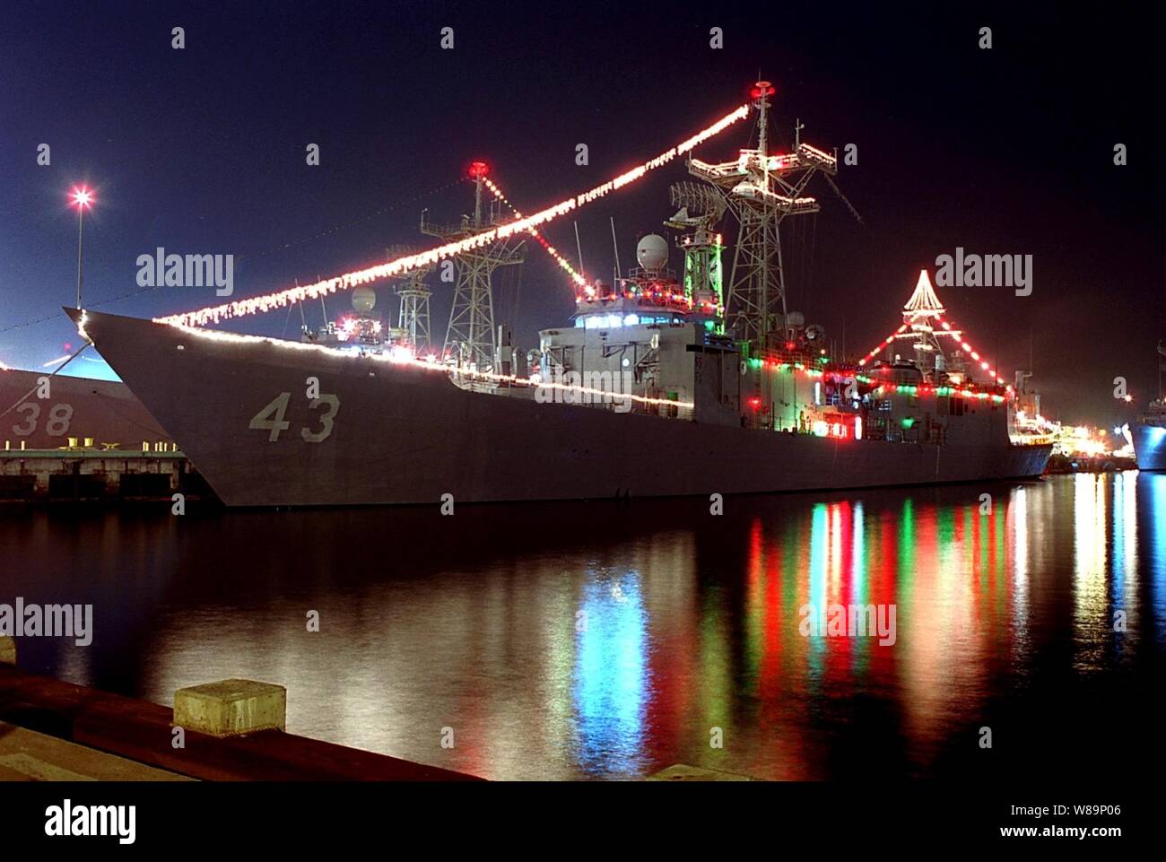Rosso, verde e bianco holiday lights delineare la USS Thach (FFG 43) mentre è attraccata alla stazione navale 32nd Street a San Diego in California, il 20 dicembre, 2000. Il Thach è un pericolo di Oliver Perry class missile frigate. Foto Stock