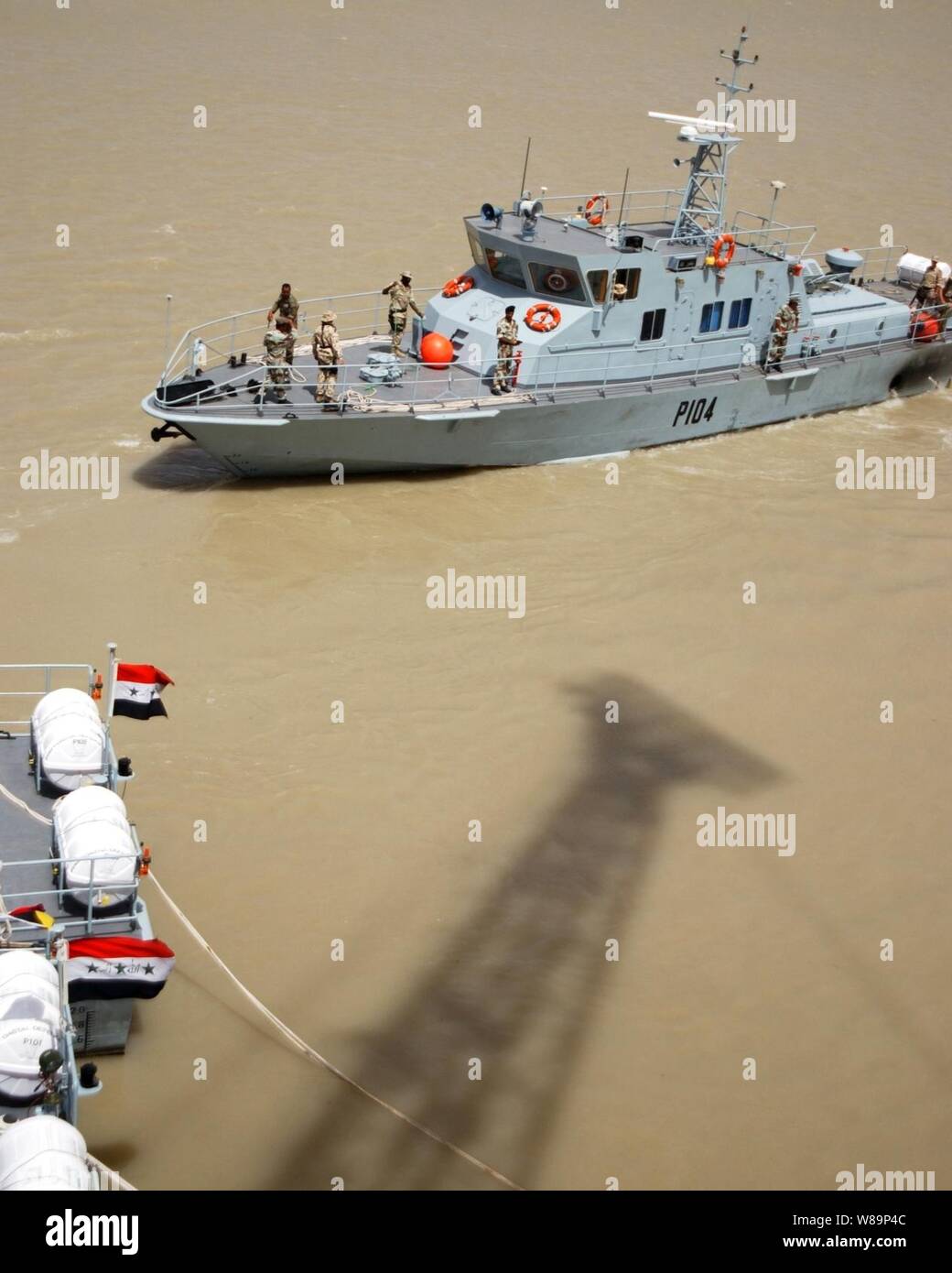 Iracheno di difesa costiera vigore Patrol Craft 104 fa il suo modo di una dimostrazione come parte della cerimonia di apertura della forza di difesa di base in Umm Qasr, Iraq, il 12 giugno 2004. La forza è stato creato nel gennaio 2004 e addestrati sotto il britannico ha portato le forze di coalizione per realizzare operazioni di ricerca e salvataggio, anti-contrabbando, di polizia e di altre funzionalità di difesa lungo il litorale dell'Iraq. Foto Stock