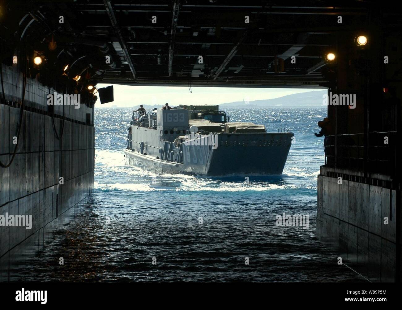 Una Marina Landing Craft approcci di utilità ben coperta dell'assalto anfibio nave USS Tarawa (LHA 1) partecipando a bordo del pacifico esercizio 2004 al largo delle Hawaii il 6 luglio 2004. Rim del Pacifico è un esercizio internazionale che migliora la collaborazione e la conoscenza del settore marittimo e forze aeree di Australia, Canada, Cile, Perù, Giappone, Repubblica di Corea, il Regno Unito e gli Stati Uniti. Foto Stock
