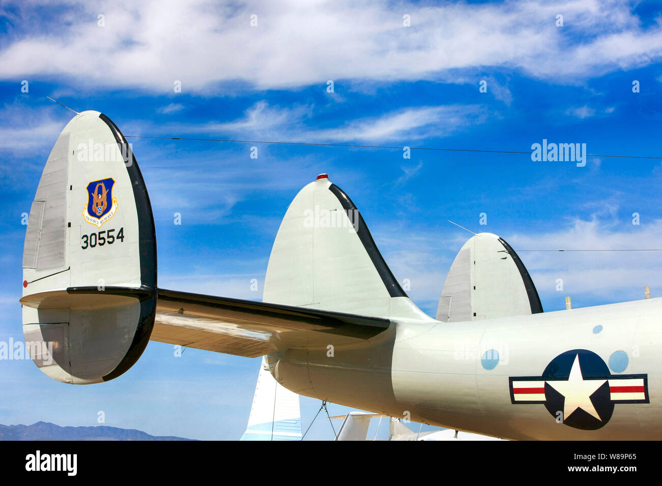 Tripla complessivo timone la famosa parte riconoscibile di un Lockheed L1049 costellazione gli aeromobili degli anni quaranta e cinquanta Foto Stock