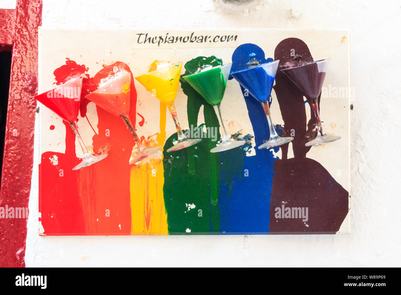 Mykonos, Grecia - 15 Settembre 2015: Colouful segno per il Piano Bar. Ci sono molti bar e ristoranti per turisti. Foto Stock