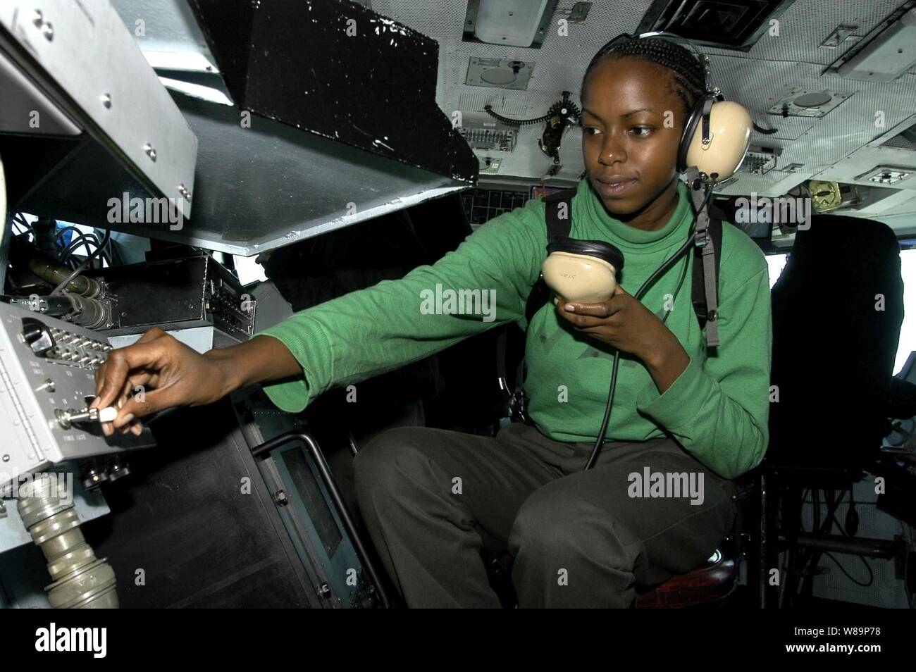 Stati Uniti Navy Seaman Angelique Dorsett acronimo di guardare nel primario di controllo di volo a bordo della USS John C. Stennis CVN (74) durante l'esercizio, Rim del Pacifico '04 intorno alle isole Hawaii il 19 luglio 2004. Esercizio Rim del Pacifico '04 è un international maritime esercizio studiato per migliorare la tattica di competenza dei partecipanti Pacific Rim nazioni tra cui i partecipanti provenienti da Australia, Canada, Cile, Corea del Sud, Giappone, Regno Unito e Stati Uniti Il Dorsett, da Hollywood, in California, è una comunicazione interna elettricista. Foto Stock