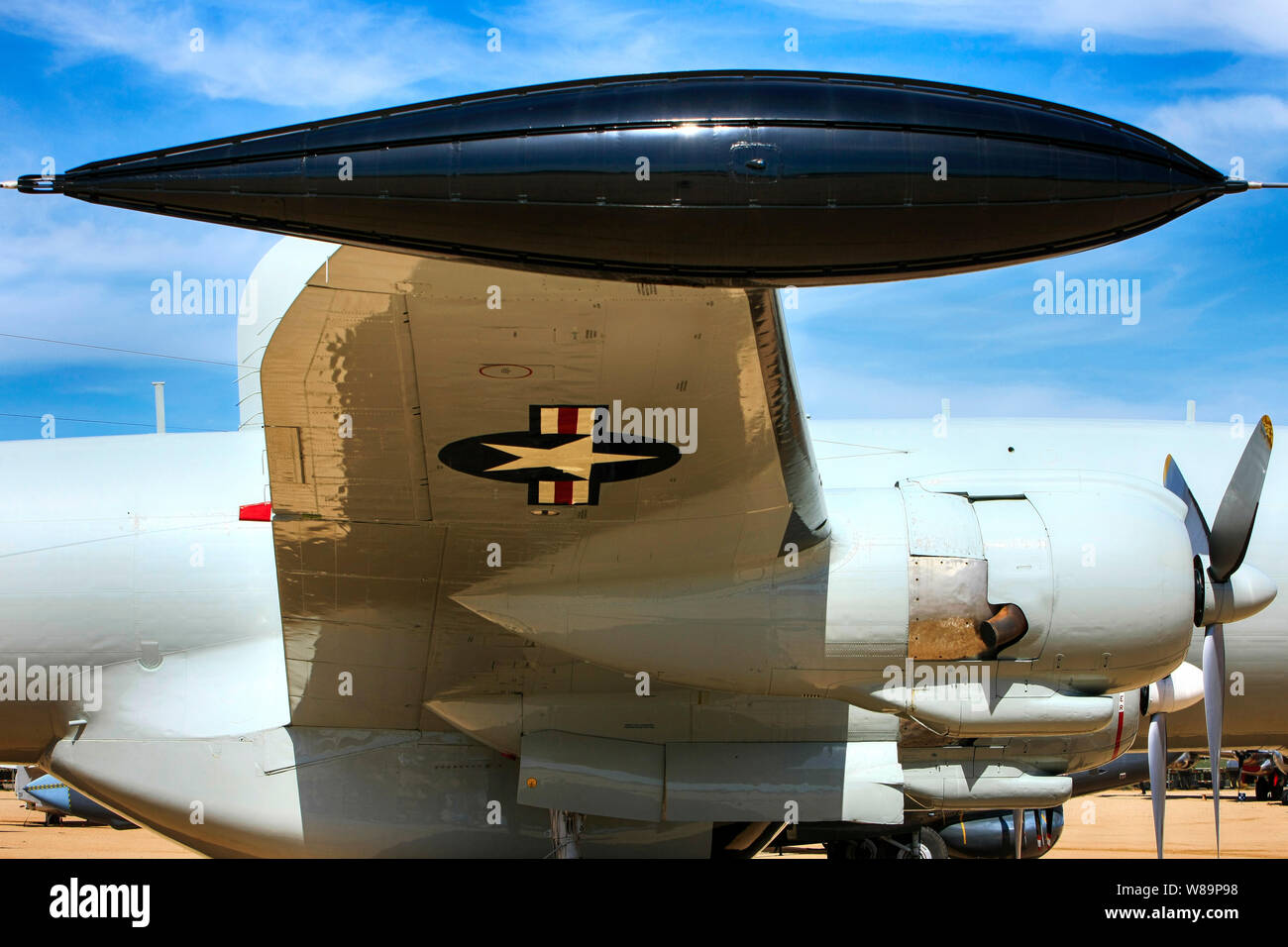 Wingtip serbatoio carburante e motori su un CE-121T STELLA DI AVVERTIMENTO AEW USAF Super Constellation piano Foto Stock