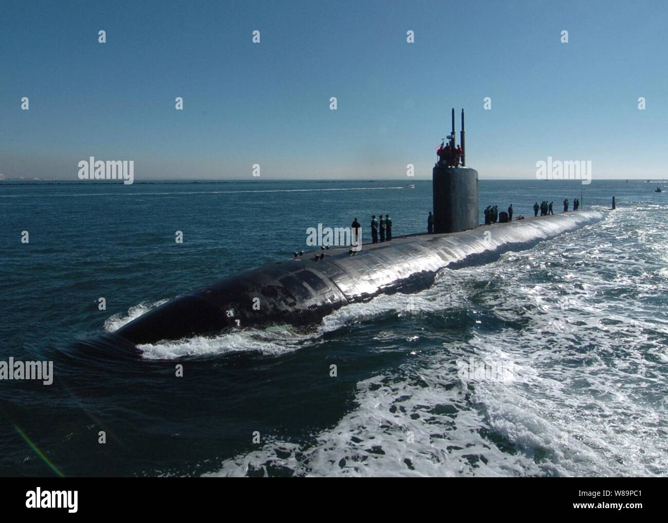 I marinai a bordo della USS Topeka (SSN 754) preparare le linee di ormeggio come il sottomarino entra nella porta su nov. 24, 2004, dopo essere stato in corso per tre giorni al largo della costa della California. Il Los Angeles classe sottomarino di attacco hanno partecipato alla Squadriglia Sommergibili 11 Chef programma di scambio. Lo Chef Paul Murphy da Humphrey's dalla Baia di San Diego ha trascorso tre giorni e due notti di dare del sottomarino cuochi suggerimenti e consigli su come migliorare la qualità del cibo e del servizio a bordo. Foto Stock