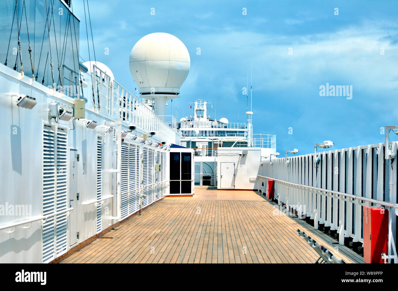 La parte superiore del ponte della nave da crociera Foto Stock