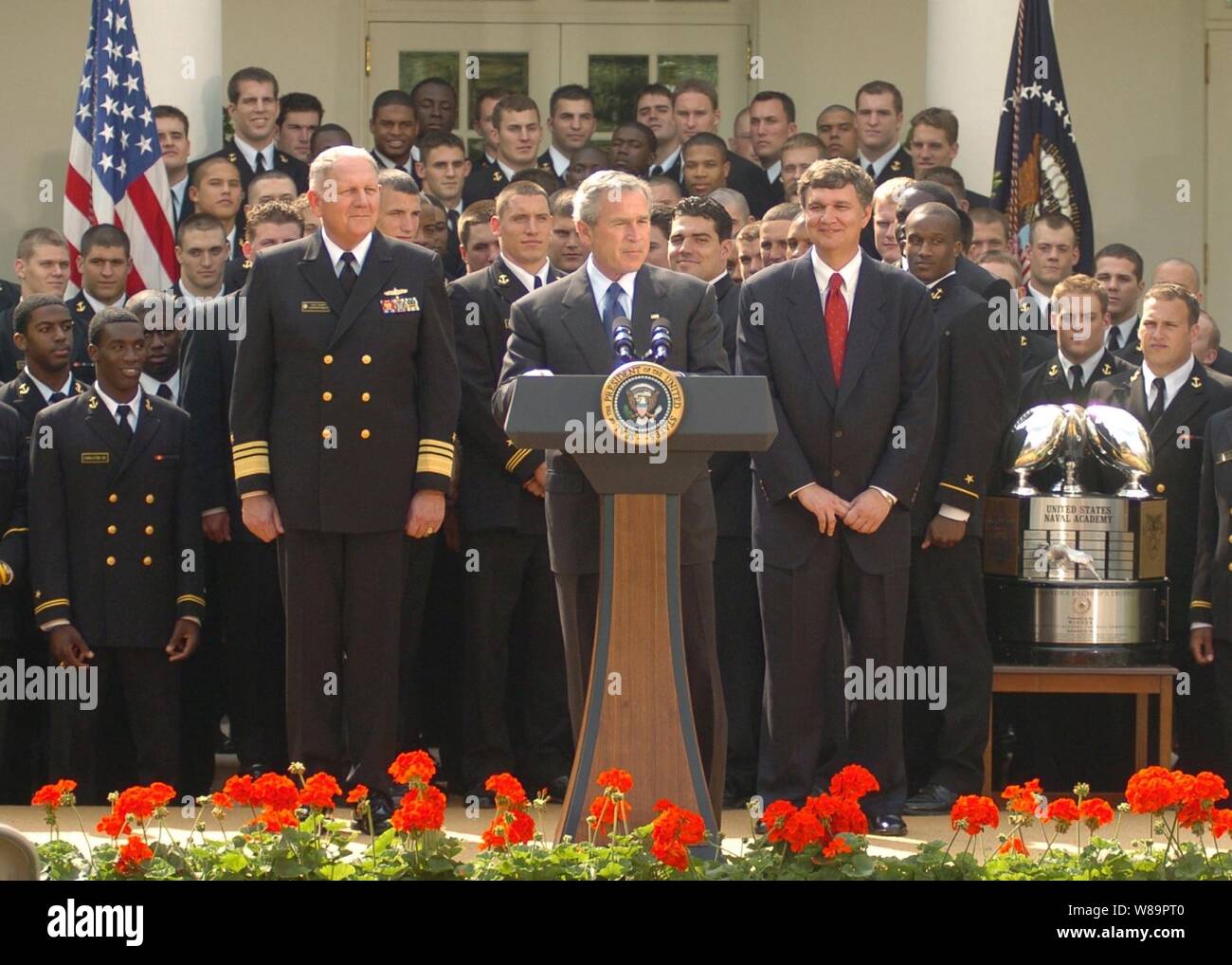 Il Presidente George W Bush offre il suo commento durante la presentazione del Commander-In-Chief's Trofeo ai membri dell'U.S. Naval Academy football team nel corso di una cerimonia alla Casa Bianca il 20 aprile 2005. Bush ha salutato la marina della squadra di calcio per vincere il Commander-In-Chief il trofeo per il secondo anno di fila. Il trofeo va ogni anno la squadra con il miglior record in giochi tra le tre accademie di servizio. La marina ha concluso l'anno con una scuola-registrare la legatura 10 vittorie; segnando la prima volta in 99 anni che la Marina ha vinto 10 giochi di calcio in una sola stagione. Navy beat Air Force 24- Foto Stock