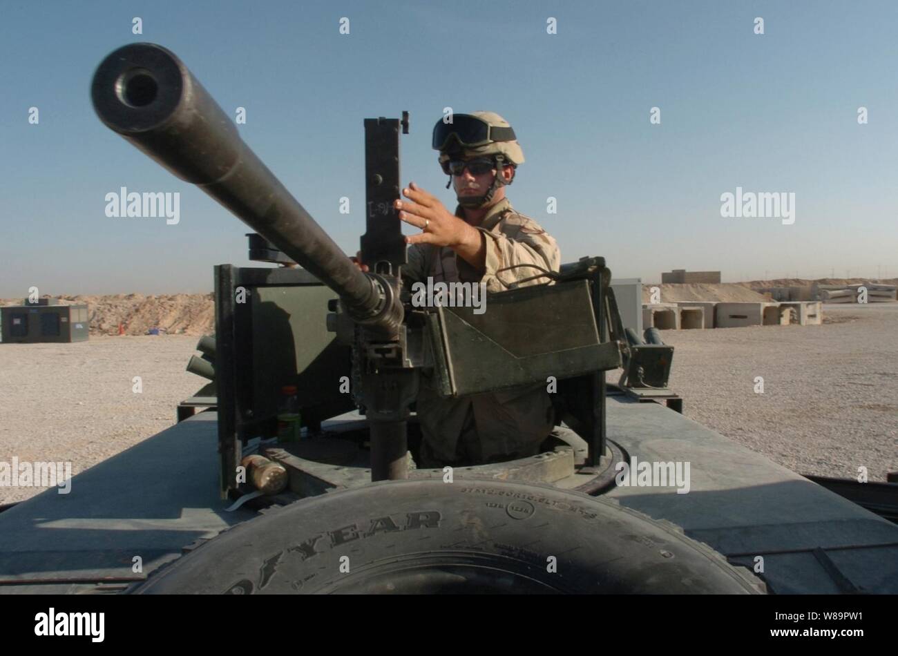 Army Sgt. Chris Branson prepara un M2 .calibro 50 macchina pesante pistola sulla sommità del suo Humvee prima di uscire per un vivere armi da fuoco esercitazione per la guardia nazionale irachena a inoltrare una base operativa il Duca a Najaf, il 13 aprile 2005. Gli Stati Uniti Esercito è attualmente assistendo a stabilire in Iraq le forze di difesa come parte del processo di ricostruzione dell'Operazione Iraqi Freedom. Foto Stock