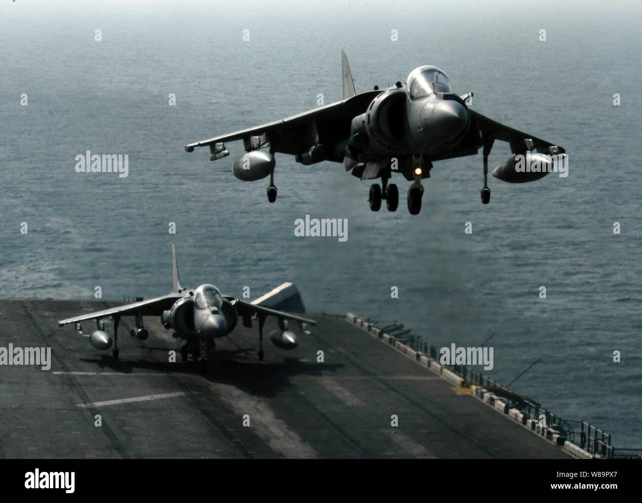 Un Marine AV8-B Harrier atterra sul ponte di volo della USS Kearsarge (LHD 3) durante le operazioni di volo il 24 maggio 2005. L'assalto anfibio della nave e ha avviato la sua 26 Marine Expeditionary Unit sono attualmente conducendo le operazioni di sicurezza marittima nel Golfo Persico. Foto Stock