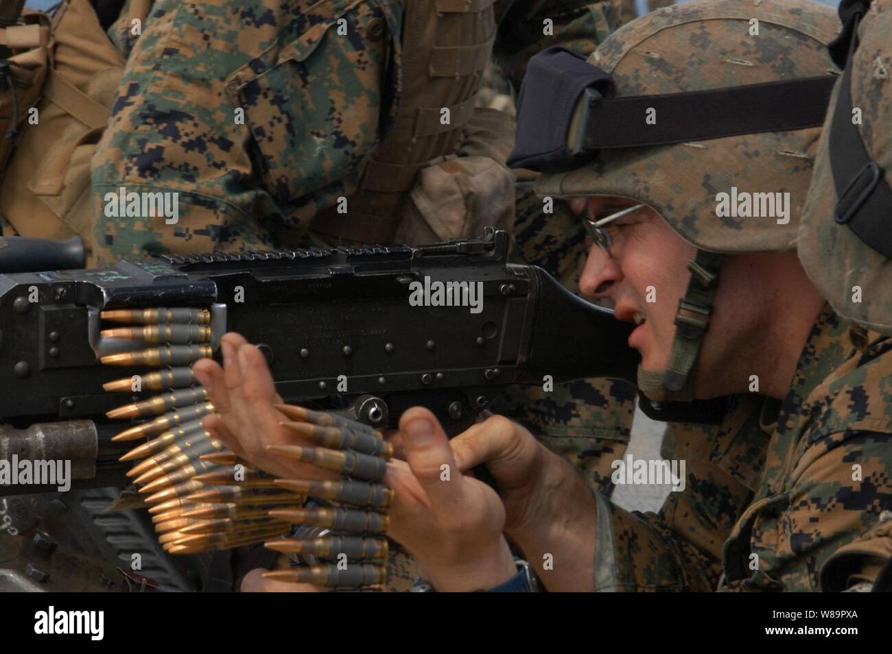 Lancia Marine Cpl. Howard Hoehmann prende la mira a un bersaglio durante la mitragliatrice trapani a bordo della USS Blue Ridge (LCC 19) mentre è in corso nel Sud del Pacifico il 21 maggio 2005. Hoehmann è assegnata la 2a flotta anti-terrorismo Security Team Company, 3° plotone da Naval Weapons Station Yorktown, Virginia, che viene distribuito a bordo del settimo ammiraglia della flotta. Foto Stock