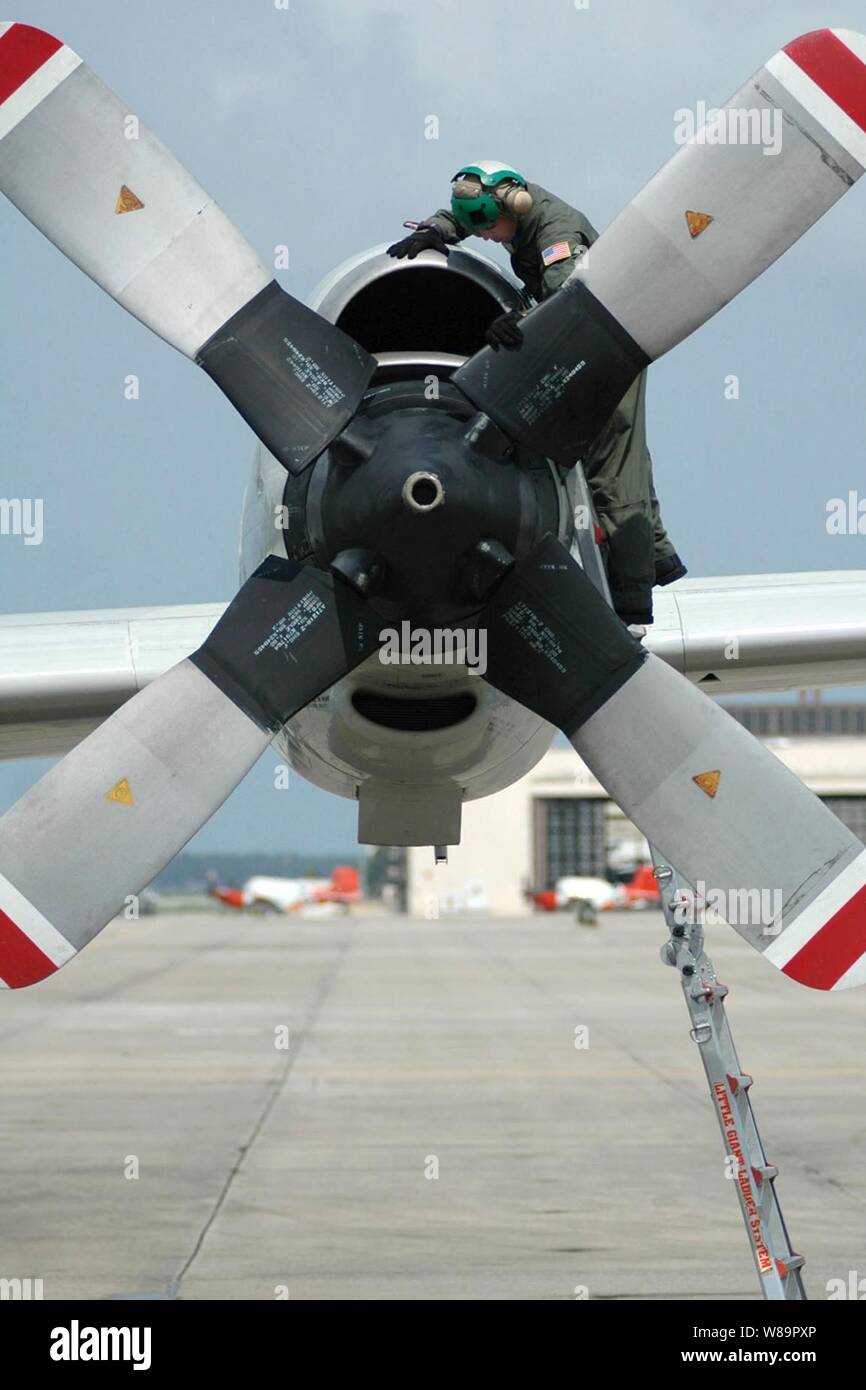 Navy Petty Officer di 2a classe di Frank Wilson pre-voli uno dei quattro motori di un P-3C Orion aeromobili alla Naval Air Station Jacksonville, Florida, prima di una missione di addestramento sulla luglio 11, 2005. Wilson è un macchinista di aviazione di mate attaccato al Patrol Squadron 26 e viene distribuito a Jacksonville da U. S. Naval Air Station, Brunswick, Maine. Foto Stock
