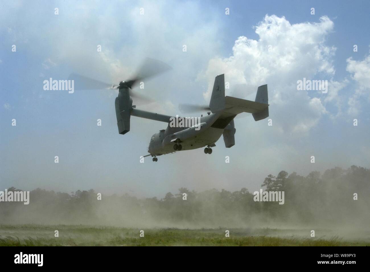 Un MV-22 Osprey rende una tattica di sbarco di Marines offload di Raven zona di atterraggio di Camp Lejeune Base nautica, N.C., il 16 giugno 2005. I marines sono attaccati al primo battaglione, 8° Reggimento Marine imbarcati a bordo di assalto anfibio nave USS Bataan (LHD 5). La Osprey è assegnato alle Marine Tiltrotor Prova di funzionamento e valutazione Squadron 22. Foto Stock