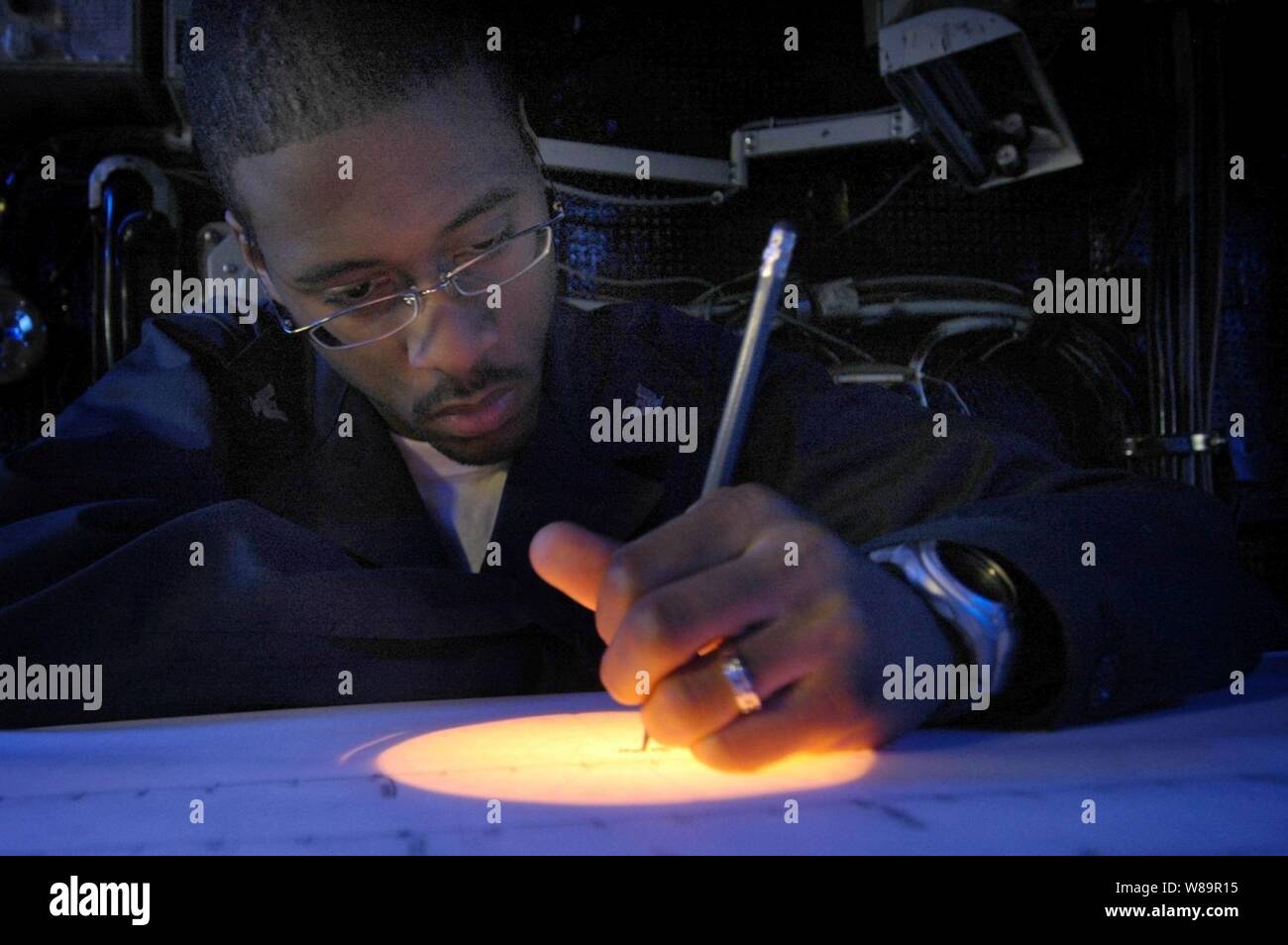 Navy Petty Officer di terza classe Zill Sanders tenute la posizione e il cuscinetto di navi in prossimità della portaerei USS Kitty Hawk (CV 63) il 28 giugno 2005. Il Kitty Hawk è attualmente operativo in mare di corallo al largo della costa australiana della regione del Queensland come parte di esercizio talismano Saber 2005. Talismano Saber è un combinato di Stati Uniti-Australia sul posto di comando e la formazione sul campo esercizio, dimostrando la U.S. e Australian impegno di alleanza militare e della sicurezza regionale. Più di 17.000 Esercito, Marina, Aviazione, Marine e forze speciali personale partecipano al exercis Foto Stock