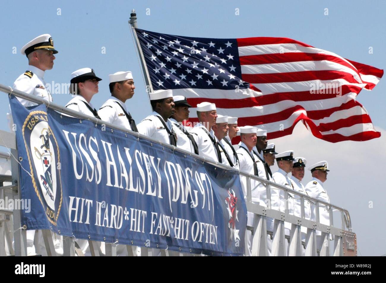 L'equipaggio la rampa della USS Halsey (DDG 97) si erge a parade resto come Marina del più recente Arleigh Burke-class destroyer è commissionato alla Naval Air Station North Island, San Diego, California, il 30 luglio 2005. Il distruttore è chiamato PER GLI STATI UNITI Accademia navale flotta laureato Adm. William F. 'Bull' Halsey Jr. che ha comandato il Sud Pacifico e forza il Sud Pacifico durante la Seconda Guerra Mondiale. Foto Stock
