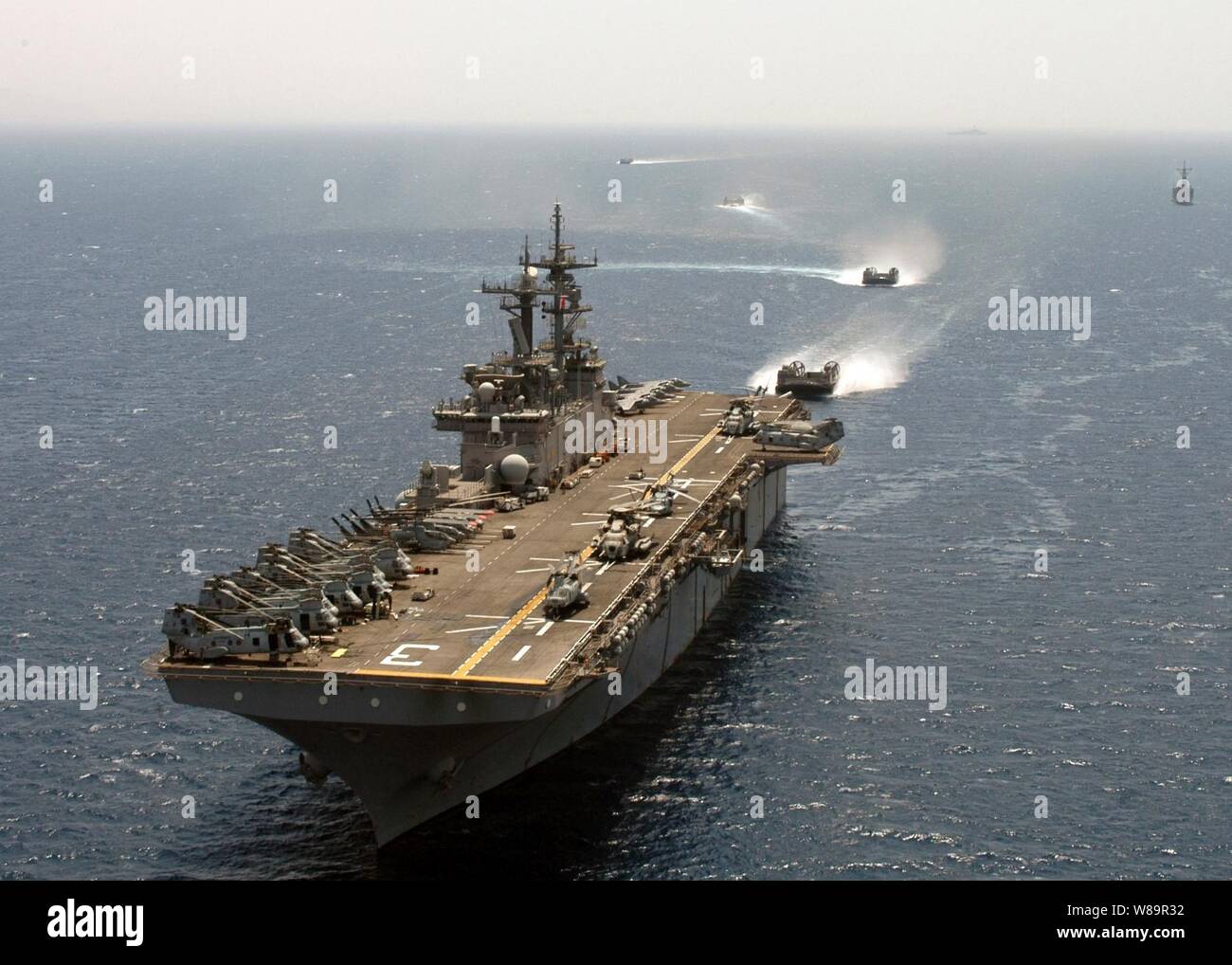 Landing Craft Air Cushion preparare per entrare il bene mazzo di assalto anfibio nave USS Kearsarge (LHD 3) durante gli esercizi al largo di Aqaba, Giordania, il 24 agosto 2005. La Kearsarge e avviato Assault Craft unità 4 sono su una distribuzione programmata nel golfo di Aqaba. Foto Stock