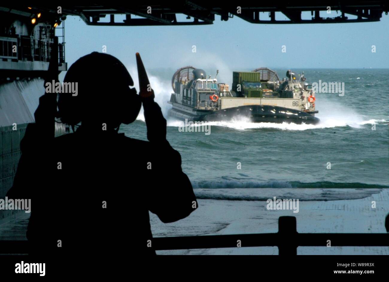Navy Seaman Whitney Clark dirige una Landing Craft Air Cushion nel bene del ponte della USS Iwo Jima (LHD 7) Come si cuoce a vapore verso la costa del Golfo del Messico il 31 agosto, 2005. Il multi-purpose, Amphibious Assault ship si unirà ad altri beni militari come parte della Joint Task Force Katrina. Joint Task Force Katrina sosterrà la Federal Emergency Management Agency di disaster relief sforzi in Costa del Golfo luoghi devastati dall' uragano Katrina. Il Landing Craft Air Cushion, più comunemente noto come un LCAC, possono essere usati per fornire il personale, le forniture e le attrezzature per la spiaggia. Foto Stock