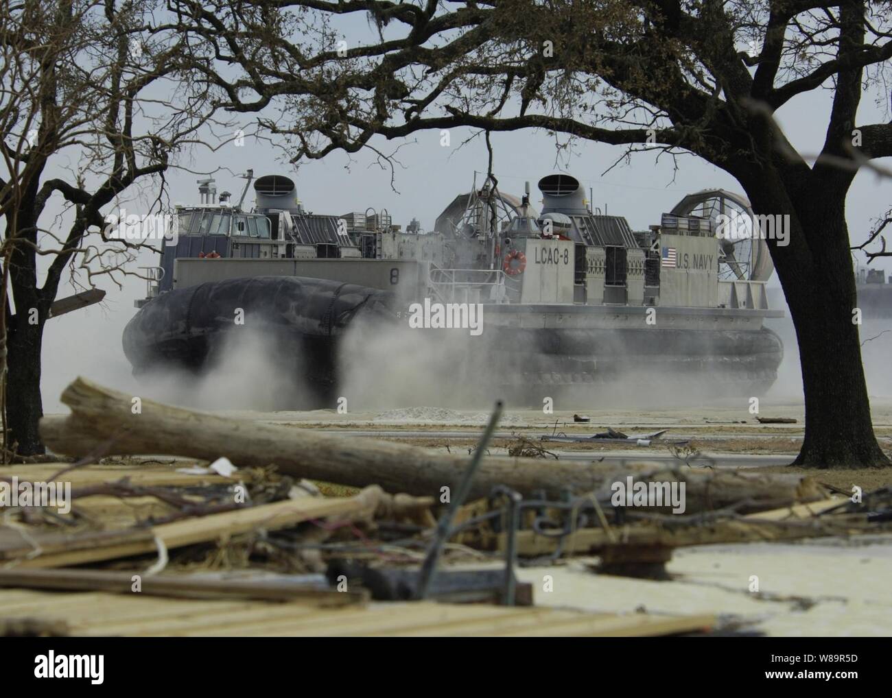 I marinai da assalto unità artigianali 4 drive loro Landing Craft cuscino d'aria a destra sulla spiaggia di Biloxi Miss., a fornire aiuti umanitari alla regione della costa del Golfo sett. 6, 2005. Il Landing Craft Air Cushion, più comunemente noto come un LCAC, viene distribuito a bordo della USS Bataan (LPH-5) che è operativo nel Golfo del Messico. Dipartimento della Difesa le unità sono mobilitati come parte della Joint Task Force Katrina per supportare la Federal Emergency Management Agency di soccorsi in Costa del Golfo luoghi devastati dall' uragano Katrina. Foto Stock