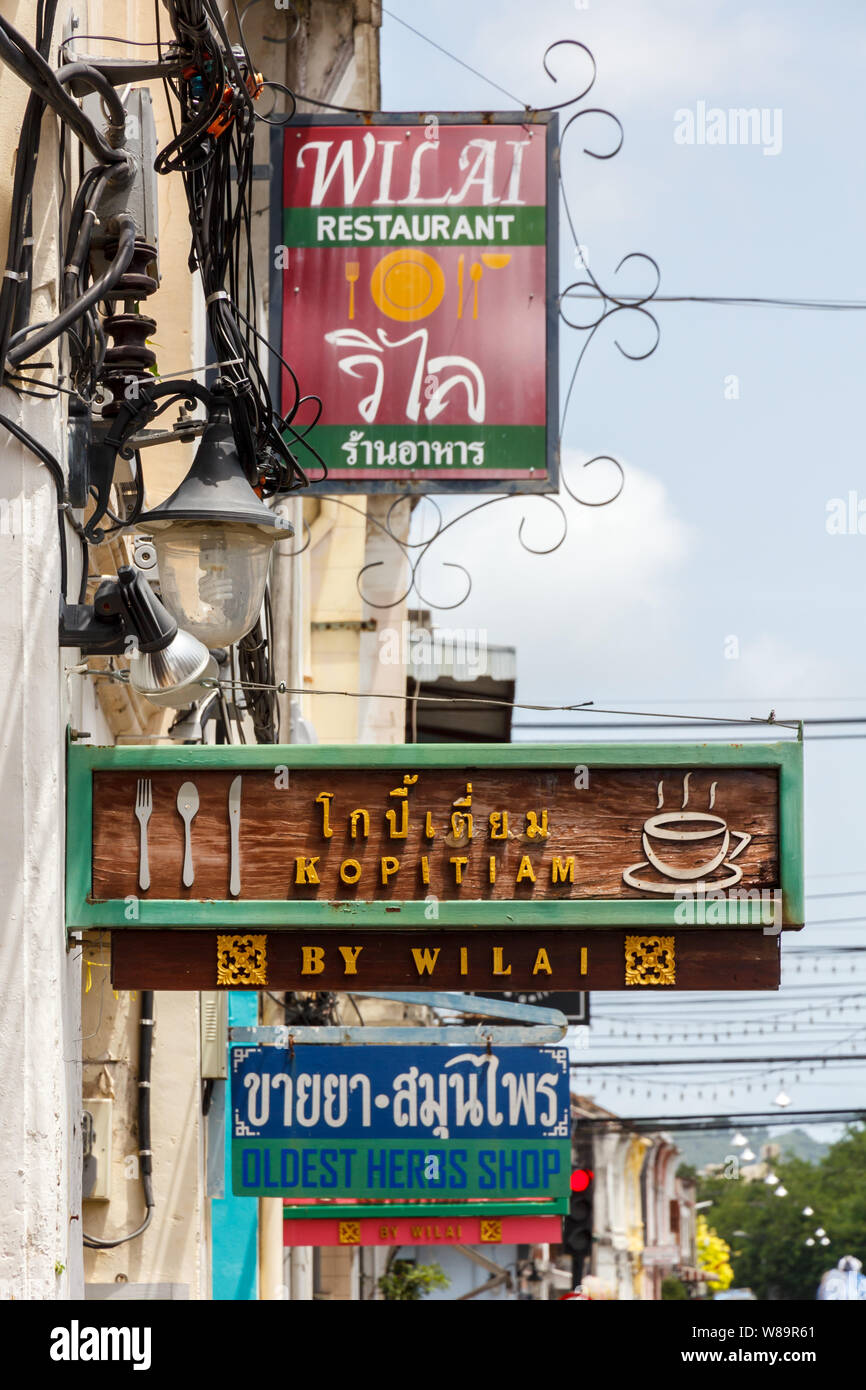 Phuket, Tailandia - 23 Luglio 2014: segno per il Wilai Kopitiam cafe e ristorante. Il ben noto stabilimento è sulla strada Thalang nella città vecchia. Foto Stock