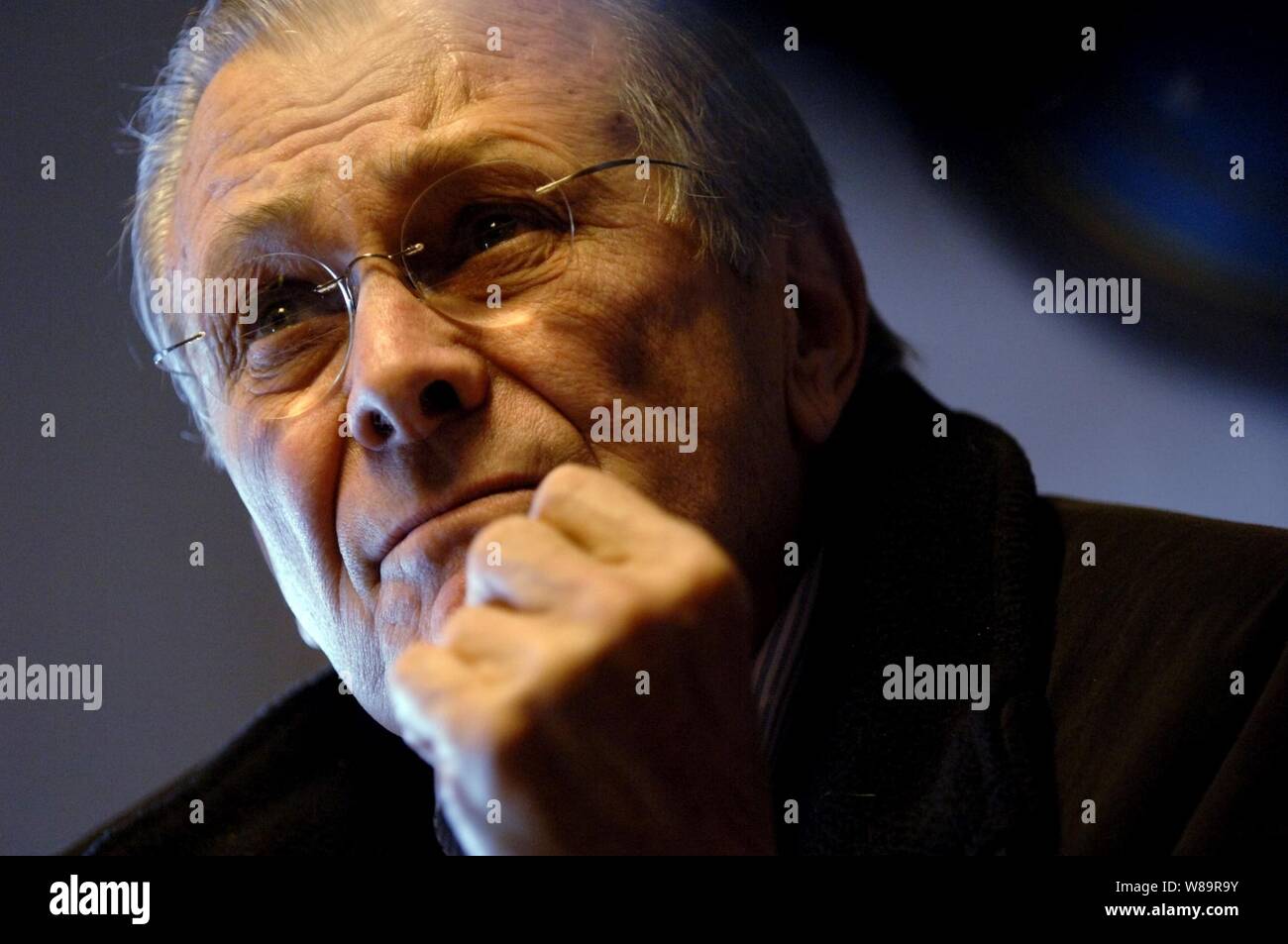 Il Segretario della Difesa Donald H. Rumsfeld ascolta una domanda dalla media durante un in-flight briefing con la stampa su un U.S. Air Force C-32un aeromobile in rotta di Shannon, Irlanda, il 20 dicembre, 2005. Foto Stock