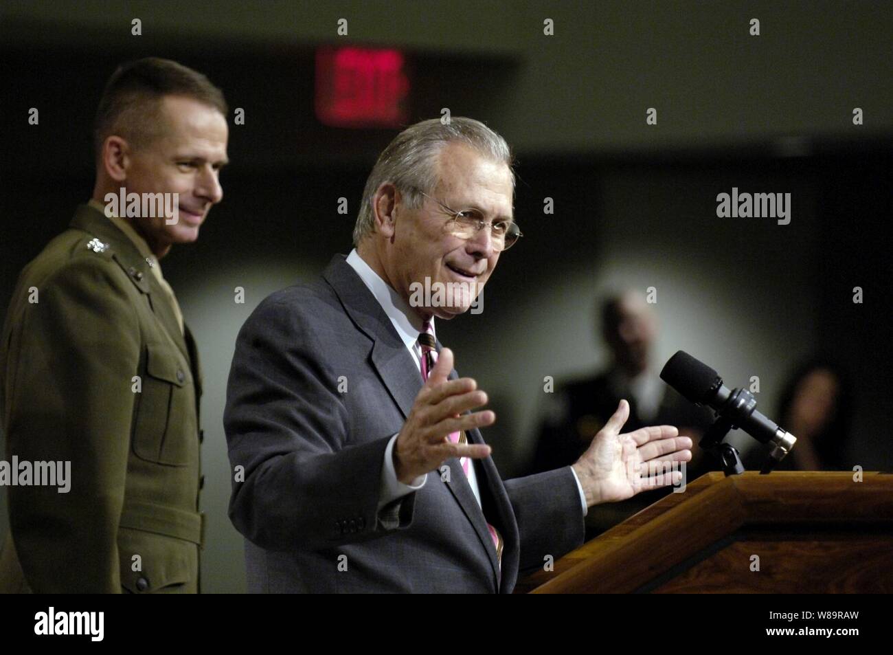Il Segretario della Difesa Donald H. Rumsfeld gli indirizzi dei dipendenti del pentagono e i membri del servizio durante un municipio riunione del Pentagono su dic. 15. 2005. Rumsfeld ha ringraziato il pubblico per il loro duro lavoro, di devozione e di aggiornarli sullo storico elezioni svoltesi in precedenza nel giorno in Iraq. Presidente del Comune di capi di Stato Maggiore gen. Pietro ritmo, U.S. Marine Corps, uniti Rumsfeld nel rispondere alle domande del pubblico del Pentagono. Foto Stock