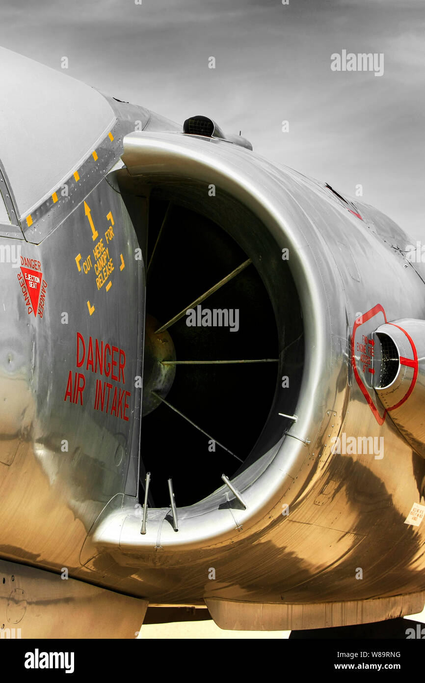 Di aspirazione dell'aria nell'RR Pegasus motore di un HS FGA.1 Gheppio jet figeter piano Foto Stock