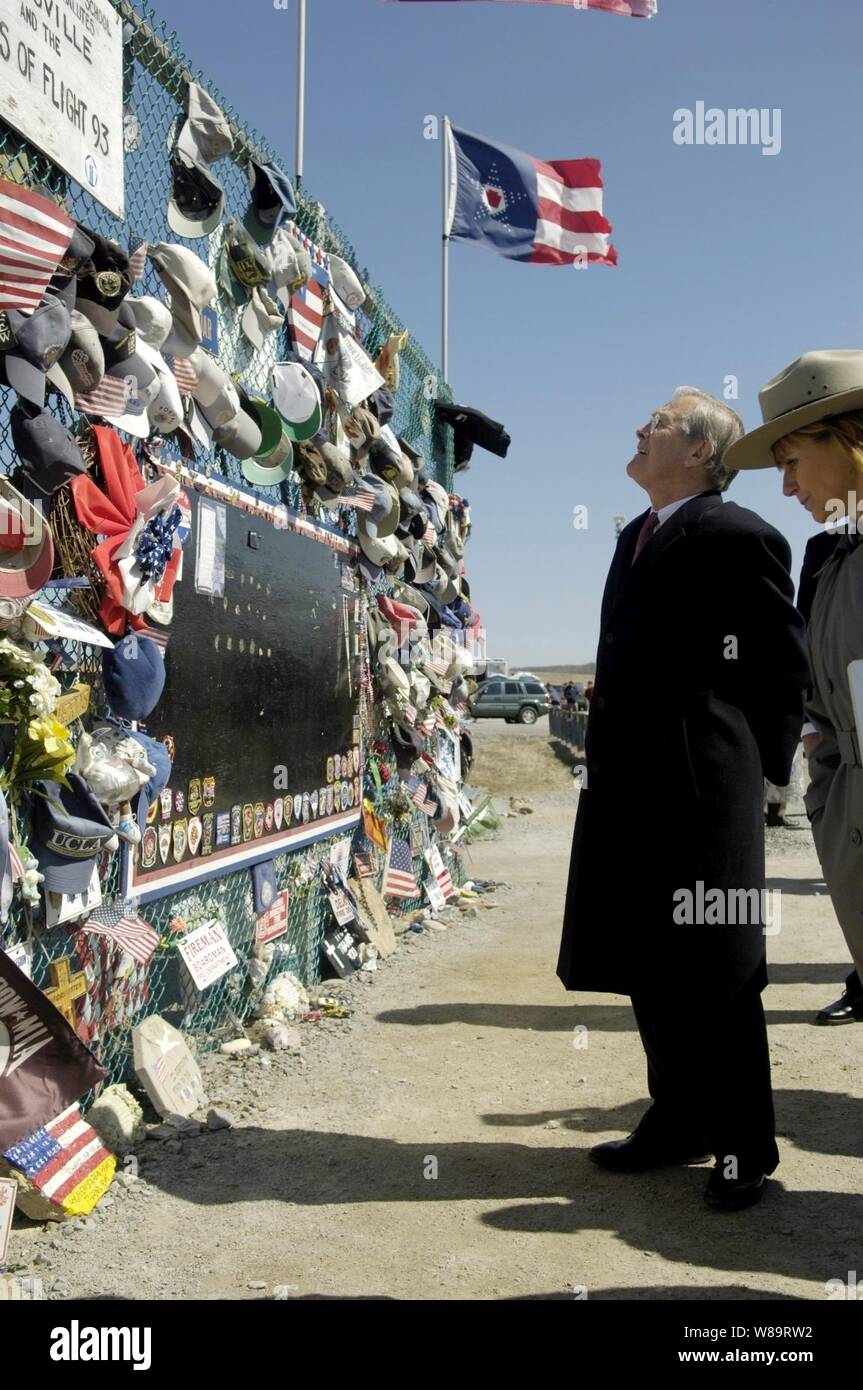 Il Segretario della Difesa Donald H. Rumsfeld viste cimeli collocato in un memoriale informale presso il sito di volo 93 National Memorial a Shanksville, Pa., il 27 marzo 2006. Un memoriale è costruita per commemorare le vittime che hanno perso la vita il sorpasso di un terrorista aereo dirottato e salvare il piano di continuare la sua missione il 7 settembre 11, 2001. Rumsfeld era in Shanksville per visitare il volo 93 National Memorial e poi proseguire per la Army War College di Carlisle, Pa. Foto Stock