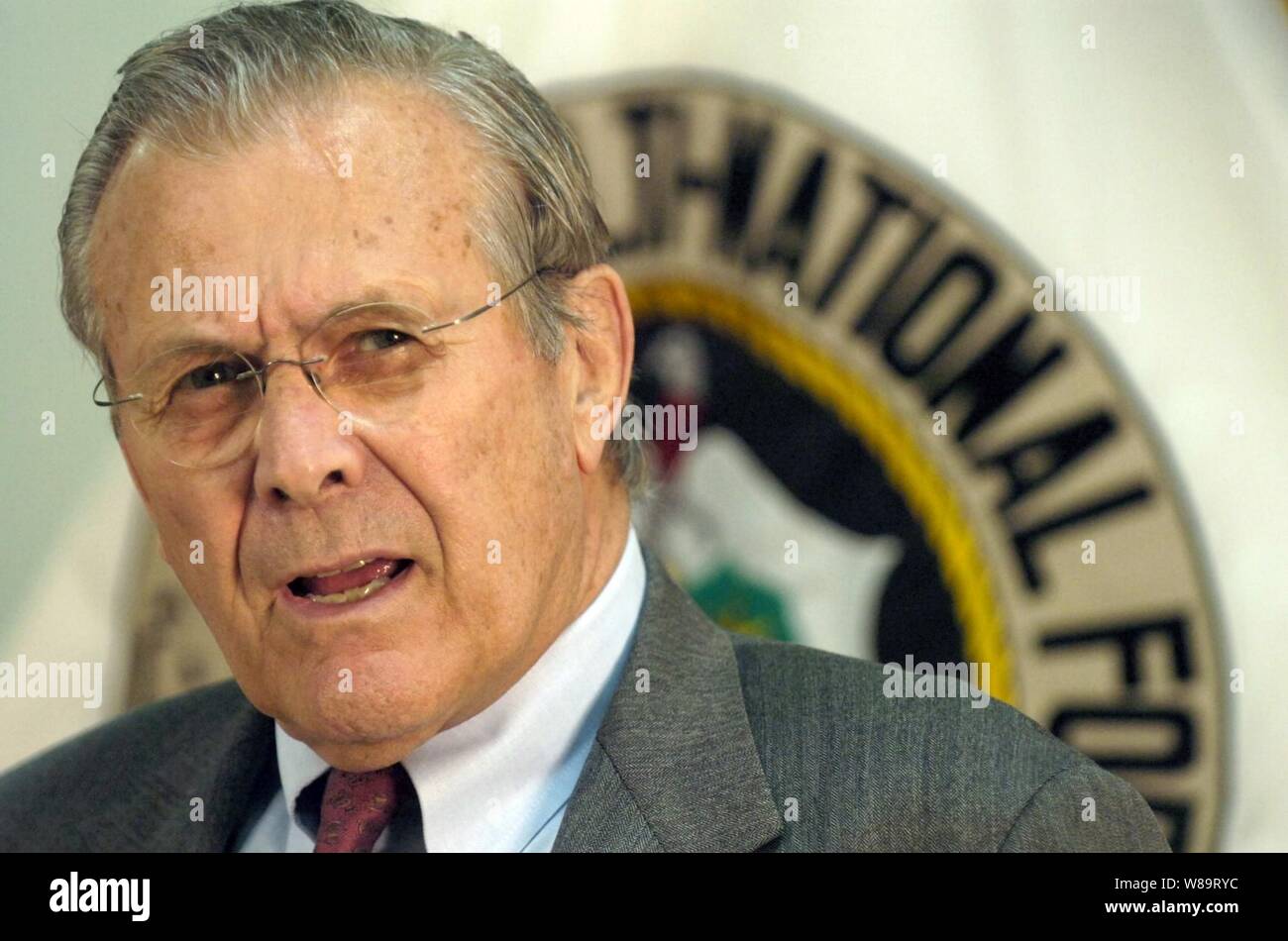 Il Segretario della Difesa Donald H. Rumsfeld parla alla stampa dopo un incontro con il comandante generale, della forza multinazionale in Iraq gen. George Casey Jr. presso l'U.S. Ambasciata italiana a Baghdad, Iraq, il 26 aprile 2006. Rumsfeld e il Segretario di Stato Condoleezza Rice si riuniscono congiuntamente con l'Iraq per designate recentemente il Primo Ministro Jawad al-Maliki. Rumsfeld potranno visitare anche con alcune truppe. Foto Stock
