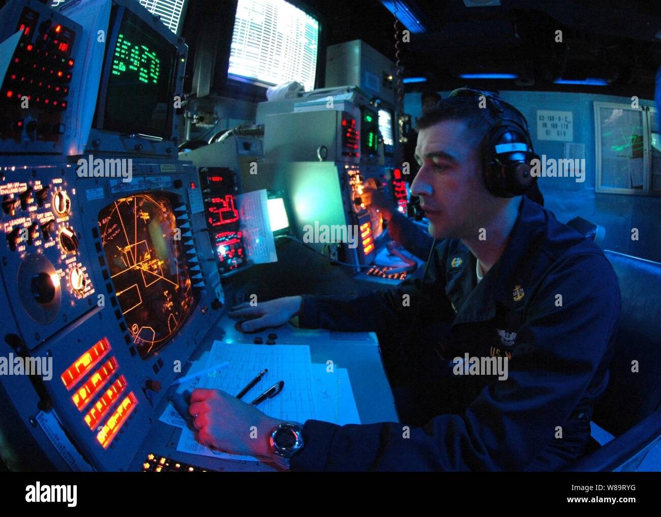 Chief Petty Officer John Bowler tenute contatti nel combattere la direzione per il centro a bordo della portaerei USS George Washington (CVN 73) come la nave opera nel Mar dei Caraibi Il 22 aprile 2006. La George Washington Carrier Strike group partecipa in partenariato delle Americhe, una formazione professionale marittima e la prontezza della distribuzione di U.S. Forze Navali lungo con le marine dei Caraibi e dell'America latina per migliorare la sicurezza marittima. Foto Stock