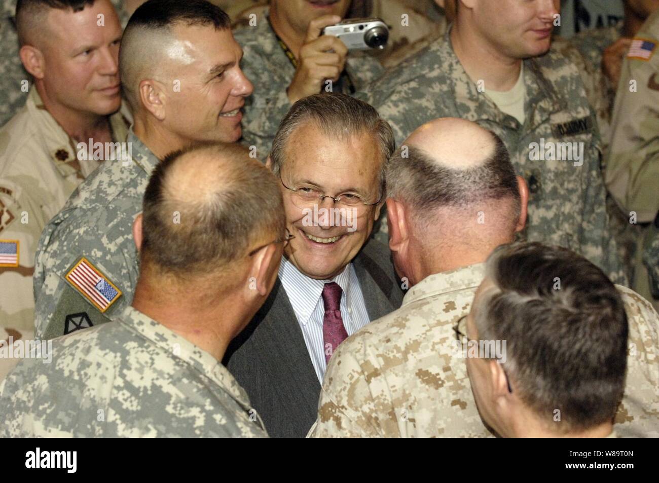 Stati Uniti I soldati dell esercito di multinazionale Forces-Iraq circondano il Segretario della Difesa Donald H. Rumsfeld come egli incontra con loro a Baghdad, Iraq, il 27 aprile 2006. Rumsfeld e il Segretario di Stato Condoleezza Rice ha effettuato una visita inaspettata in Iraq per soddisfare congiuntamente con l'Iraq per designate recentemente il Primo Ministro Jawad al-Maliki per mostrare il loro sostegno per il proseguimento del processo di costruzione di un nuovo governo iracheno. Foto Stock