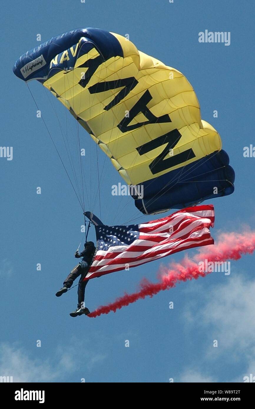 Un marinaio con gli Stati Uniti Paracadute Navyís dimostrazione del team 'il salto rane' scende dal cielo durante la marina di Denver Settimana e Cinco de Mayo festeggiamenti a Denver, Colo., il 6 maggio 2006. Foto Stock