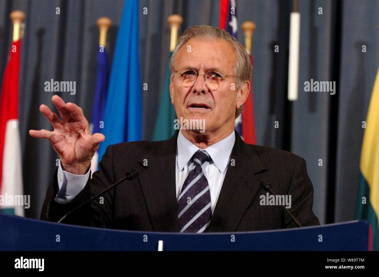 Il Segretario della Difesa Donald H. Rumsfeld parla ai media nel corso di un briefing con la stampa presso l'Organizzazione del Trattato del Nord Atlantico con sede a Bruxelles, Belgio, il 9 giugno 2006. Foto Stock
