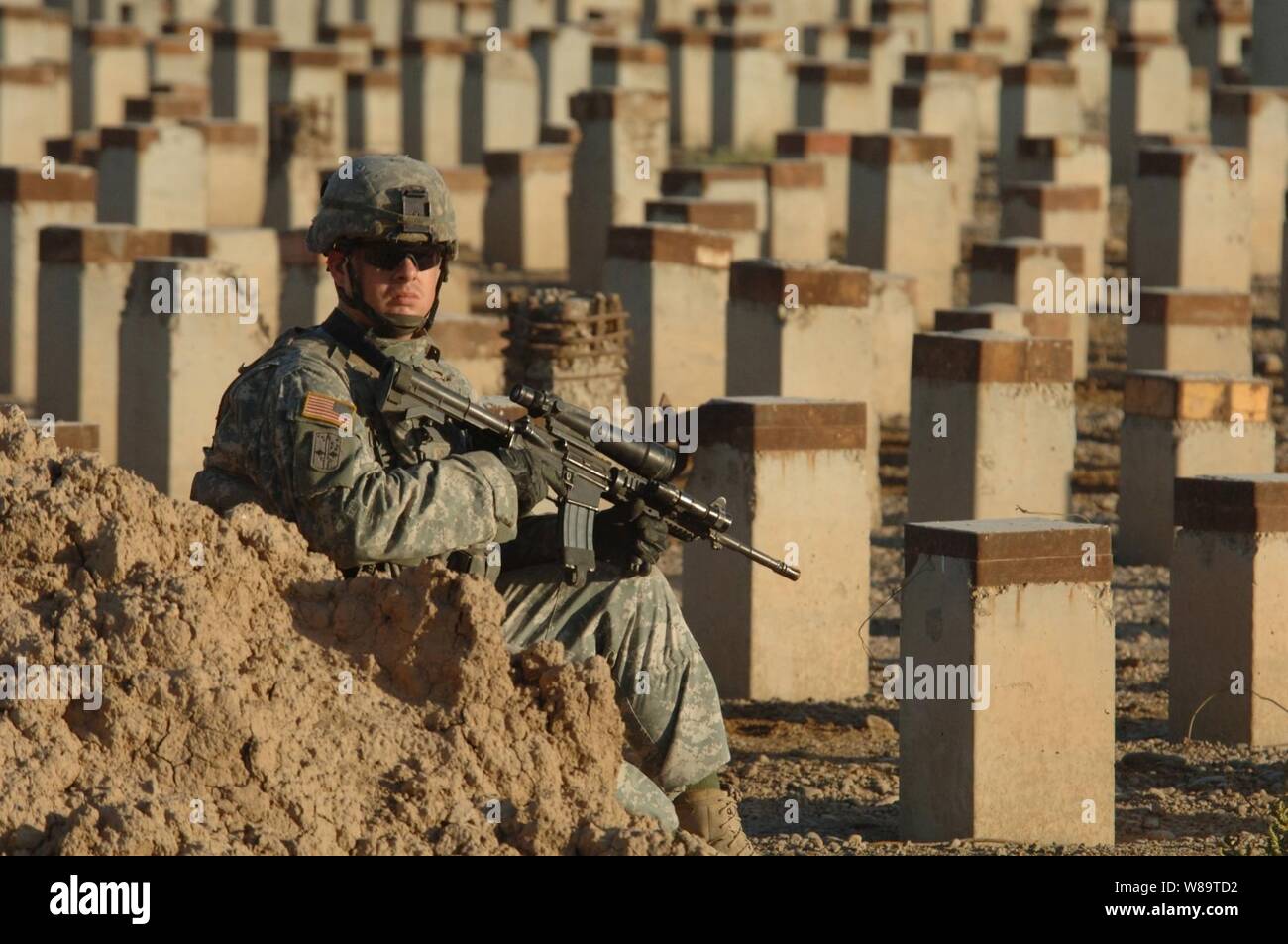 Stati Uniti Il personale dell'esercito Sgt. Cody Stowe si ferma a scansione visivamente la zona immediata durante un cordone e missione di ricerca in Ur, Iraq, sul Sett. 14, 2006. Stowe è assegnato al Bravo Company, 1° Battaglione, diciassettesimo Reggimento di Fanteria, 172nd Stryker Brigade Combat Team. Foto Stock