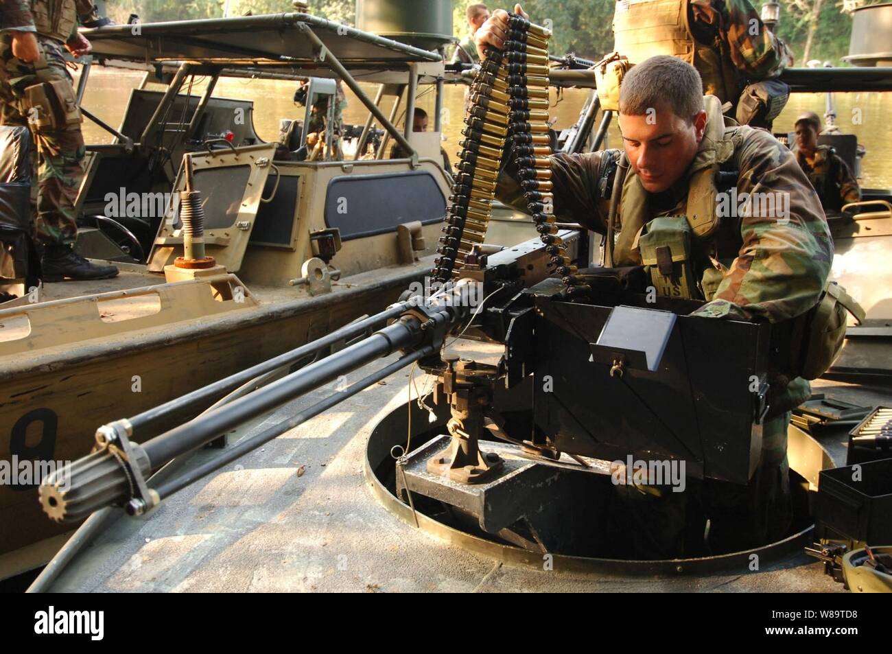 Navy Seaman apprendista Sean Costello carichi un file .calibro 50 mitragliatrice a bordo di un assalto fluviale craft di Camp Lejeune, N.C., sul Sett. 8, 2006. Stati Uniti I marinai della marina con gruppo fluviale uno sono in conduzione ad alta velocità, unità piccole imbarcazioni fluviali della formazione in Cape Fear River in North Carolina. Foto Stock