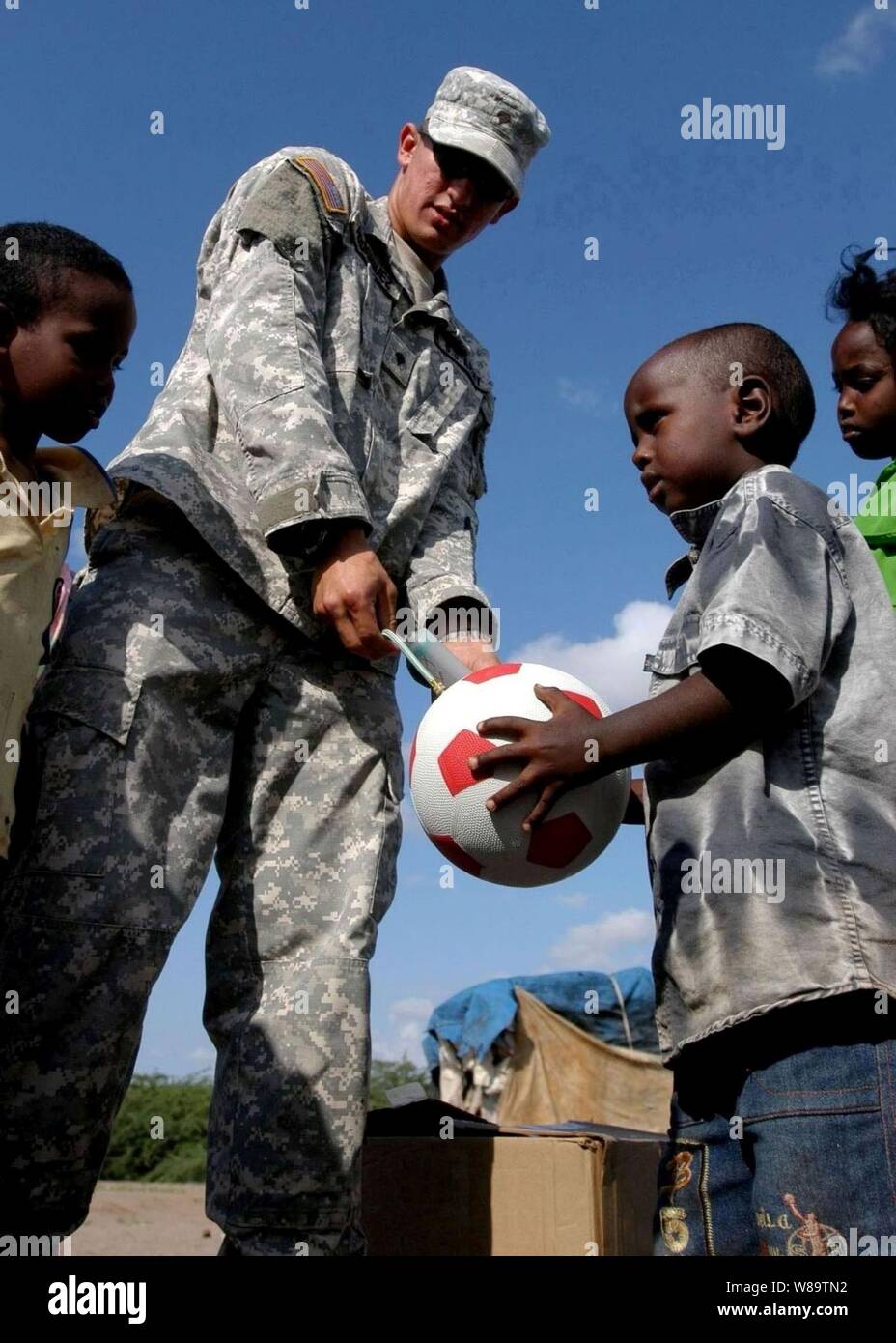 Stati Uniti Army Spc. Lester Rodriquez pompe fino palloni da calcio che sarà dato ai bambini nel quartiere Damerjong di Gibuti, il 9 gennaio, 2007. Rodriquez è parte del 350Affari Civili Company, combinato di armi - Centro di formazione che è attaccato alla Combined Joint Task Force - Corno d Africa. Foto Stock