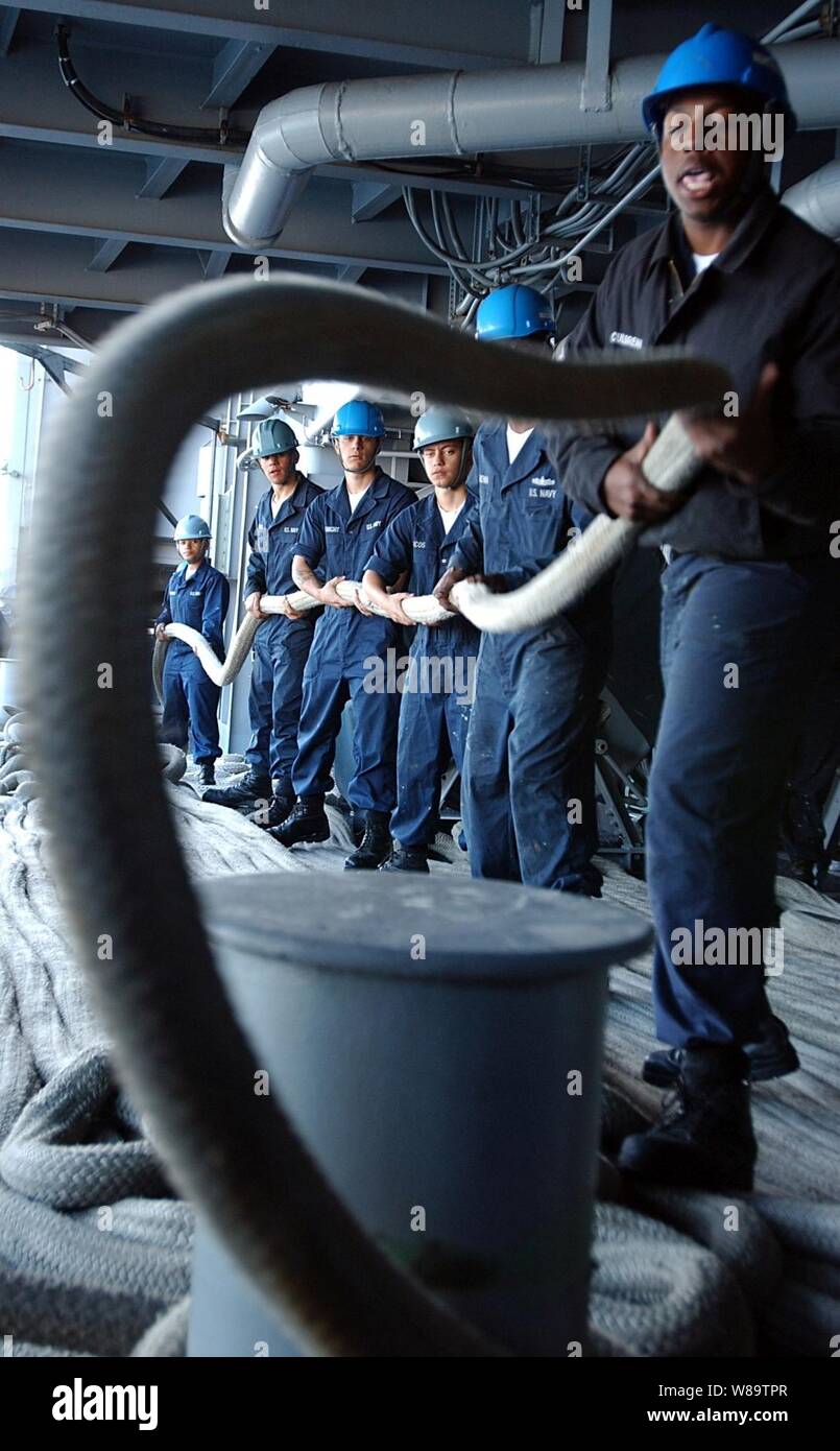 Stati Uniti Navy Seaman Phillip Culbreath fruste una linea di ormeggio libero da circa bitte come la USS Ronald Reagan (CVN 76) prende il via dalla Naval Air Station North Island a San Diego, California, a gennaio 27, 2007. Più di 5.500 marinai da Ronald Reagan Strike gruppo sono la partenza in una distribuzione di pompaggio a sostegno degli Stati Uniti per le operazioni militari nel Pacifico occidentale. Foto Stock