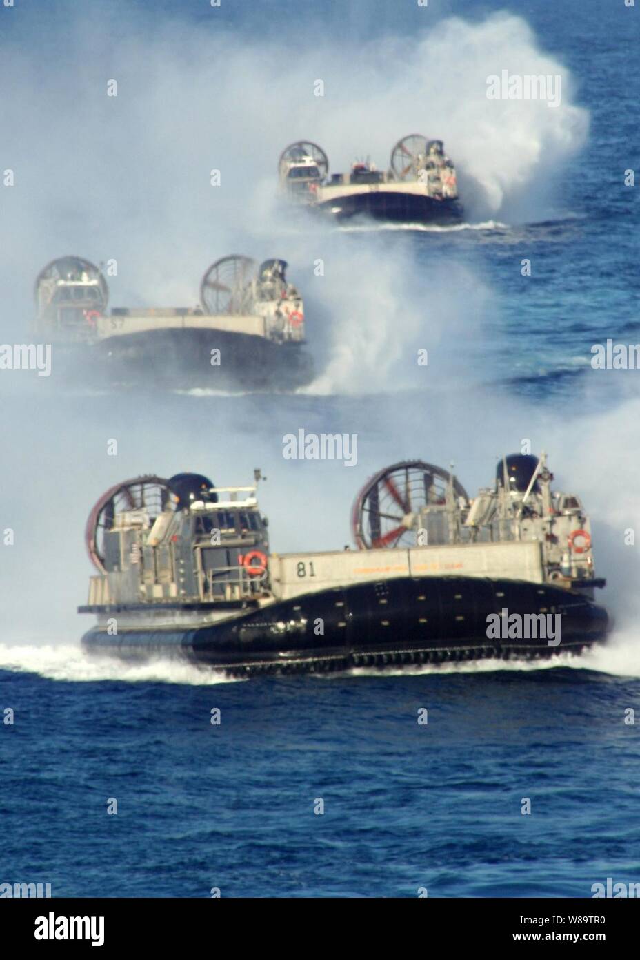 Tre Stati Uniti Navy Landing Craft Air Cushion, più comunemente noto come LCACs, prepararsi ad entrare il bene del ponte della USS Tortuga (LSD 46) durante la conduzione di corsi di formazione al largo di Okinawa, in Giappone, nel febbraio 23, 2007. Tortuga è un dock-sbarco nave serve sotto il comandante, Expeditionary Strike gruppo 7/ Task Force 76, la marina è solo avanti-dispiegata la Forza anfibia. Foto Stock