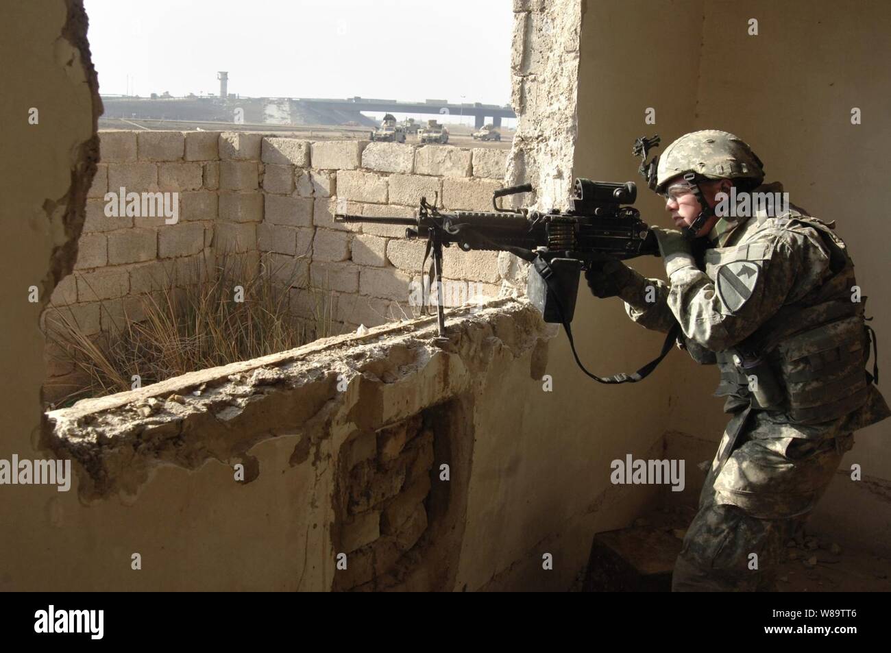 Stati Uniti Army Spc. Brett Campana, un incendio supporto specialista assegnato alla società di Echo, 2° Battaglione, quinto reggimento di cavalleria, 1a divisione di cavalleria, ricerche di contatti durante un cordone e operazione di ricerca nella zona occidentale di Baghdad, Iraq, nel febbraio 23, 2007. Foto Stock