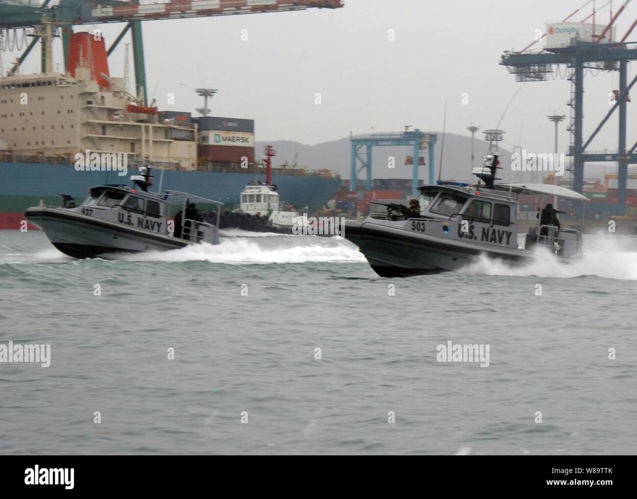 Le unità dal Naval Coastal Warfare Squadron 33 condurre operazioni di formazione nel porto di Busan, Corea del Sud, il 27 marzo 2007, durante l'esercizio puledro Eagle 2007. Annuali congiunte command post e formazione sul campo esercizio migliora la Combat Readiness e interforze e interoperabilità. Foto Stock