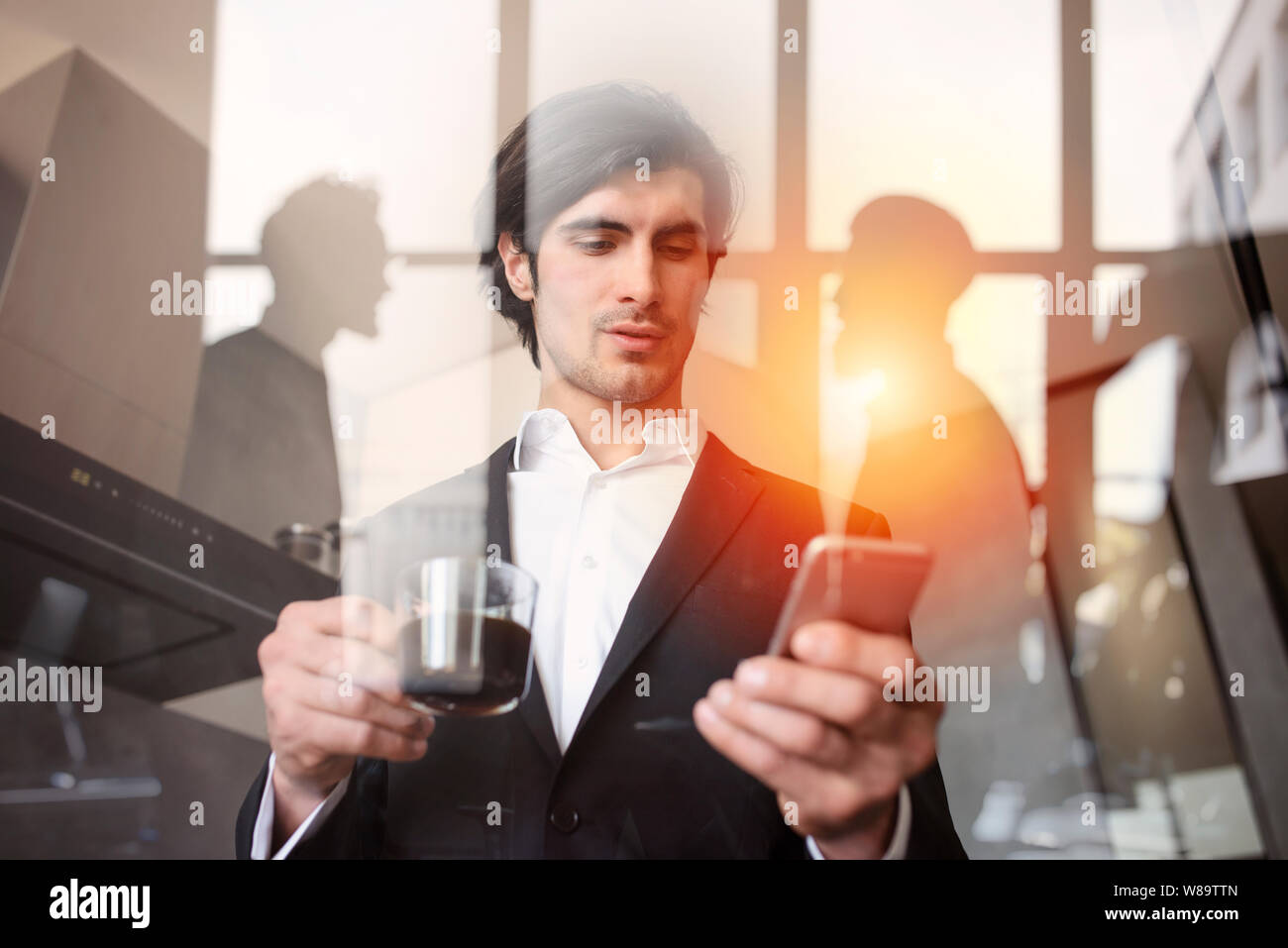 Imprenditore lavora con il suo smartphone in ufficio. doppia esposizione. Foto Stock
