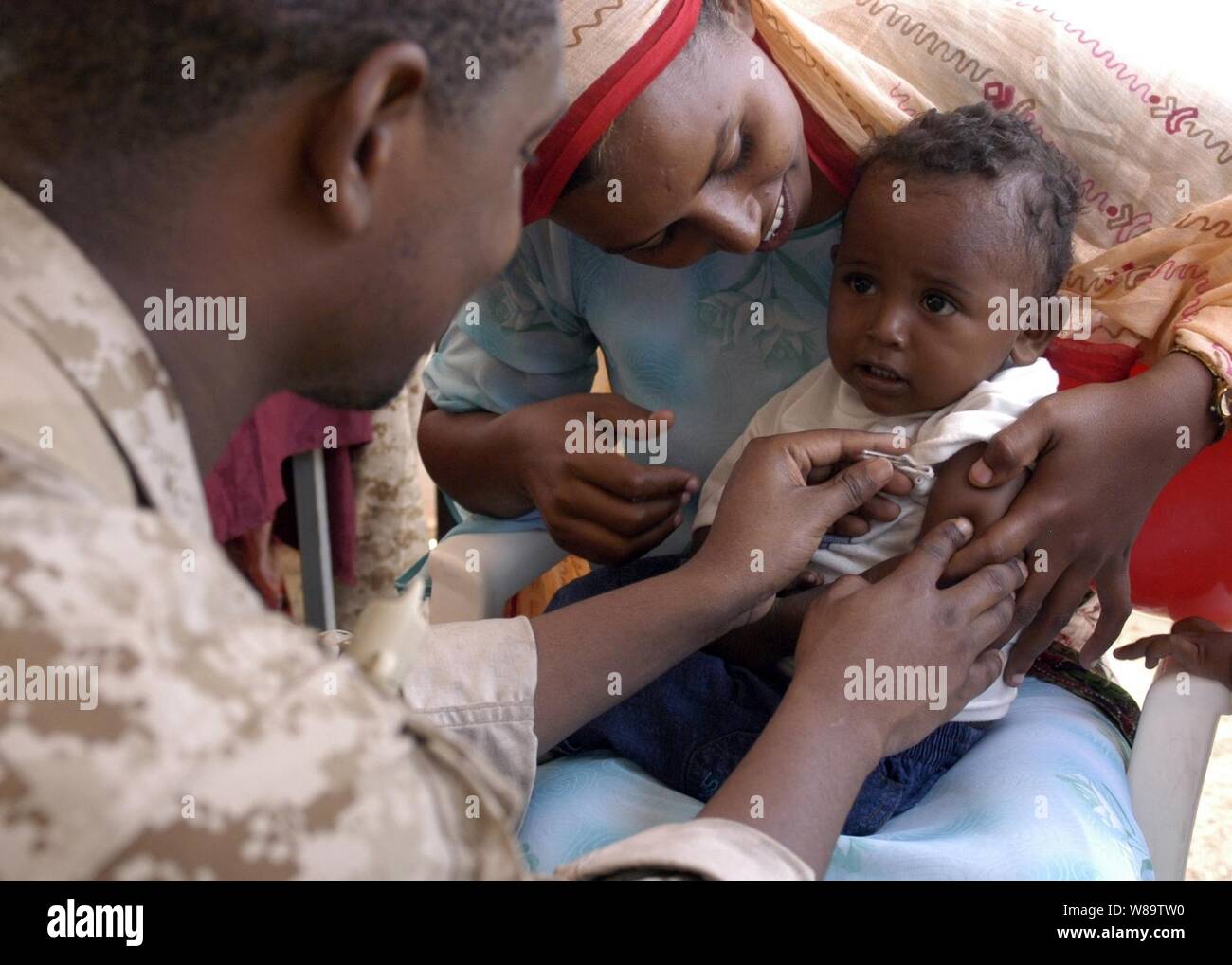 Petty Officer di terza classe Kenneth Russell prende la temperatura di un bambino durante una visita medica di assistenza civile progetto a scuola Barigoni in Barigoni, Kenya, in data 7 marzo 2007. Il progetto medico era parte di accordi bilaterali di esercizio refilato Mallet 2007, U.S. e il Keniano esercitazione militare progettato per migliorare l'interoperabilità e tattica di competenza di entrambe le nazioni, mentre fornisce una formazione pratica per medici specialisti. Russell è un U.S. Navy corpsman dell'ospedale. Foto Stock