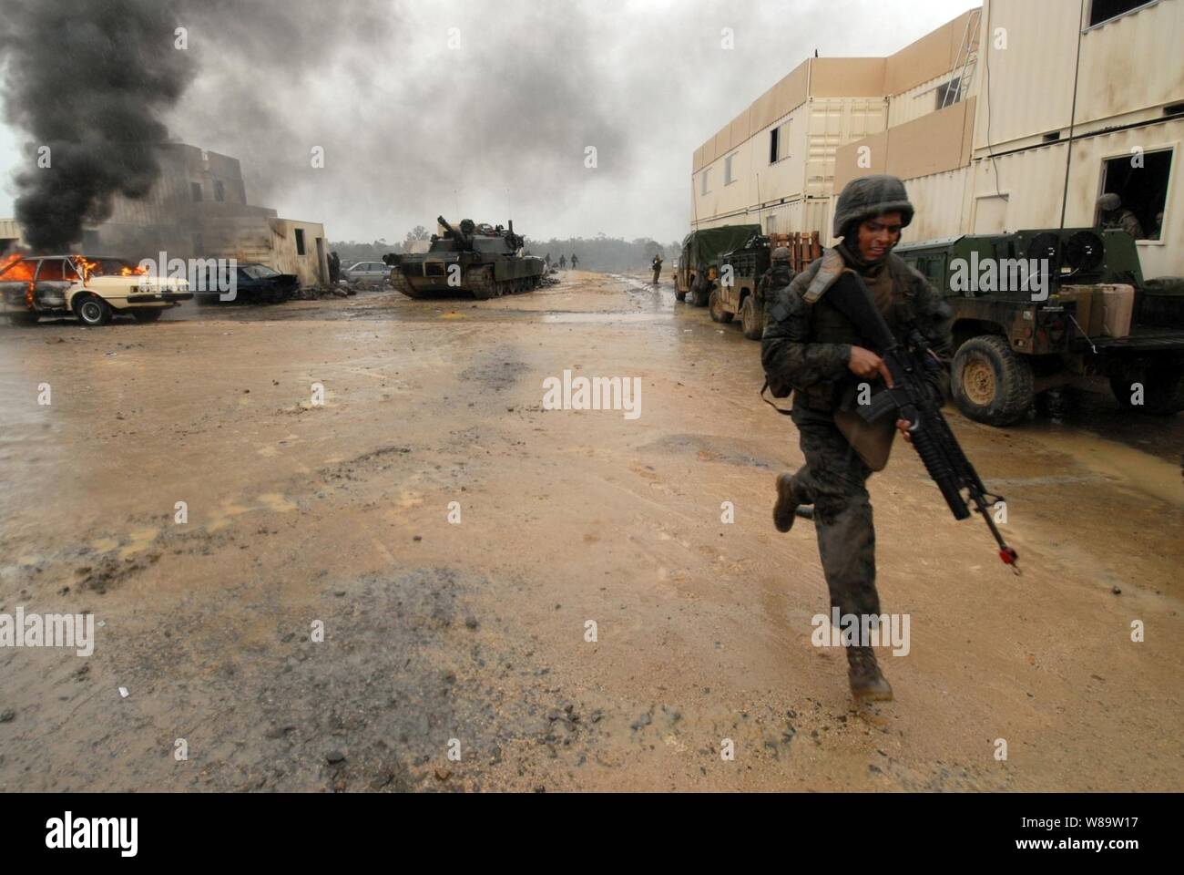 Un U.S. Marine corre per coprire difendendo Camp Lampone durante l'esercizio talismano Sabre 2007 al Shoalwater Bay Area Formazione in Australia il 26 giugno 2007. La biennale esercizio è progettato per treno australiano e le forze USA in programmazione e svolgimento combinato di task force delle operazioni, che aiuteranno a migliorare la disponibilità di combattimento e di interoperabilità. Il Marine è fissata per il 3° Marine Expeditionary Brigade. Foto Stock