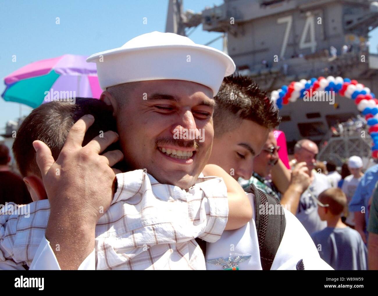 Un marinaio dall'USS John C. Stennis CVN (74) è accolto dalla sua famiglia come Egli arriva alla Naval Air Station North Island, San Diego, California, su agosto 27, 2007. La portaerei arrestato a San Diego per offload Carrier aria Wing 9 prima di tornare al suo homeport di Bremerton, nello Stato di Washington Foto Stock