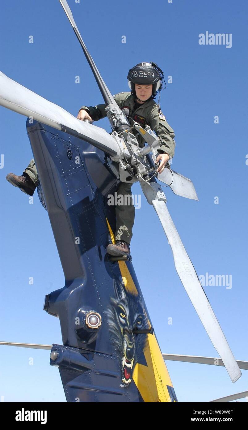 Stati Uniti Navy Lt. Kathryn Baehr esegue una ispezione pre-volo su una SH-60B Seahawk elicottero a Coronado, California, ad Ottobre 9, 2007. Foto Stock